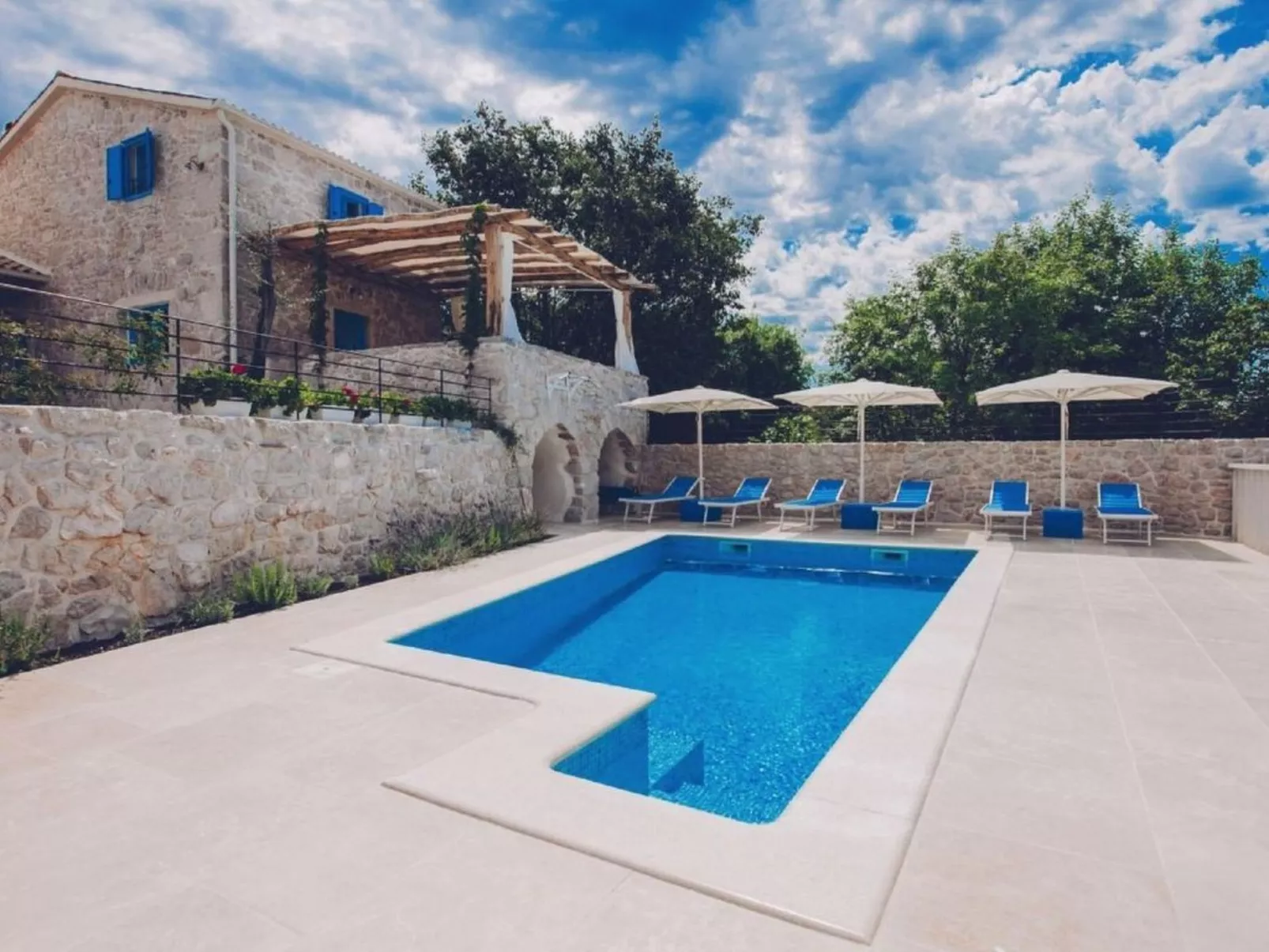 Schöne Steinvilla mit beheiztem Pool und Sauna