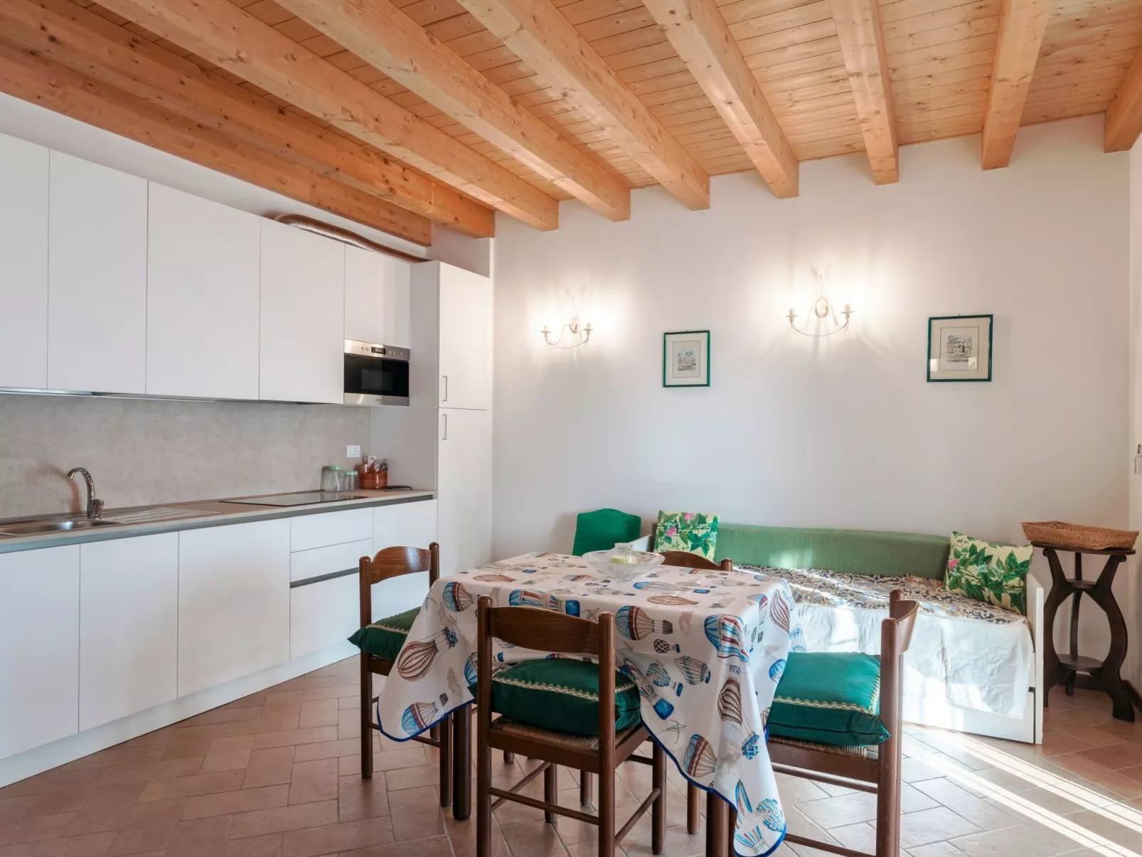 Zweizimmerwohnung mit Doppelbett und zwei Schlafsofas