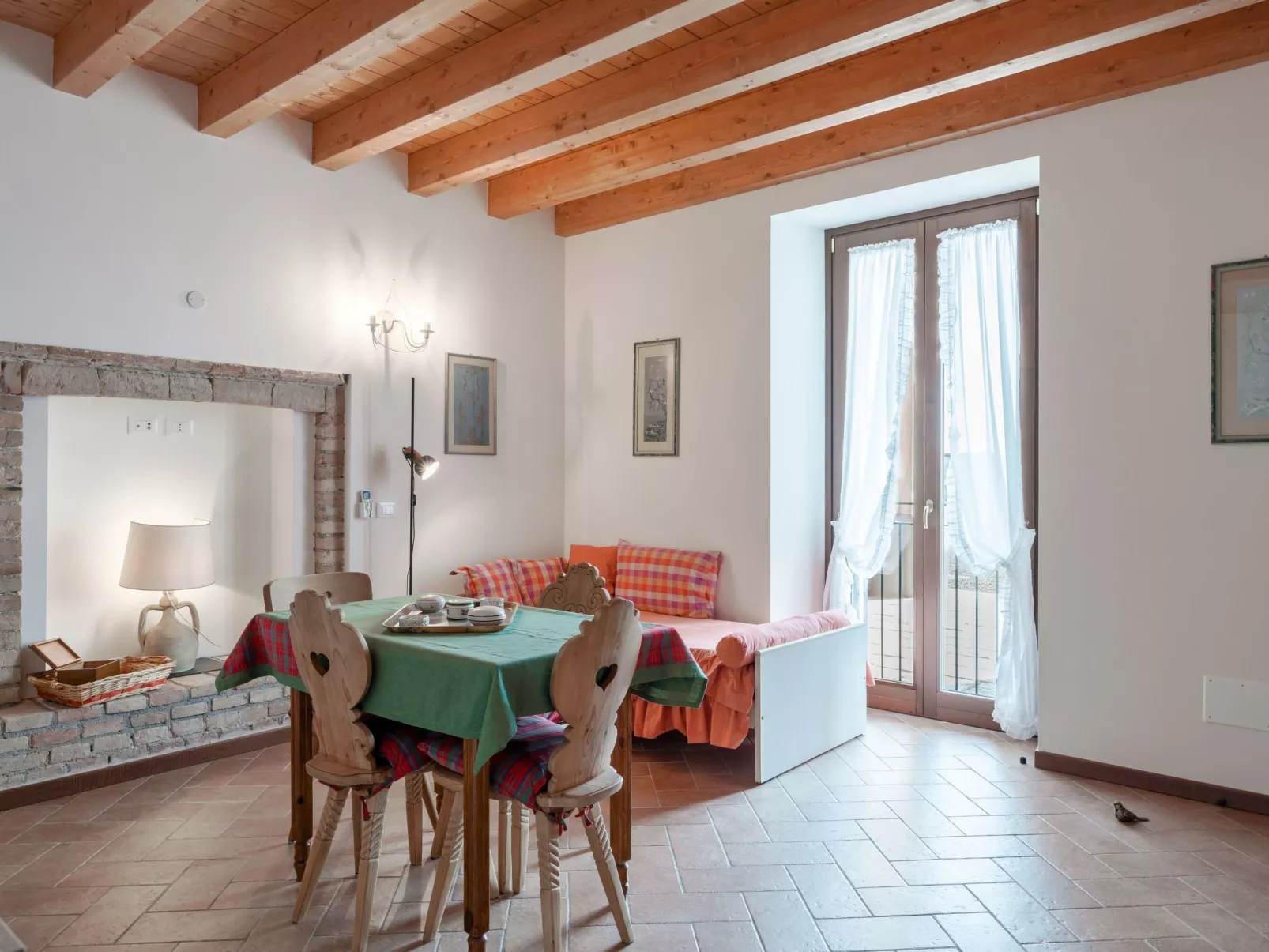 Zweizimmerwohnung mit zwei Einzelbetten und Schlafsofa