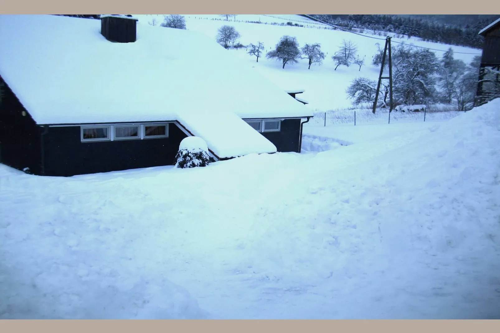 Dachsbau-Exterior in winter