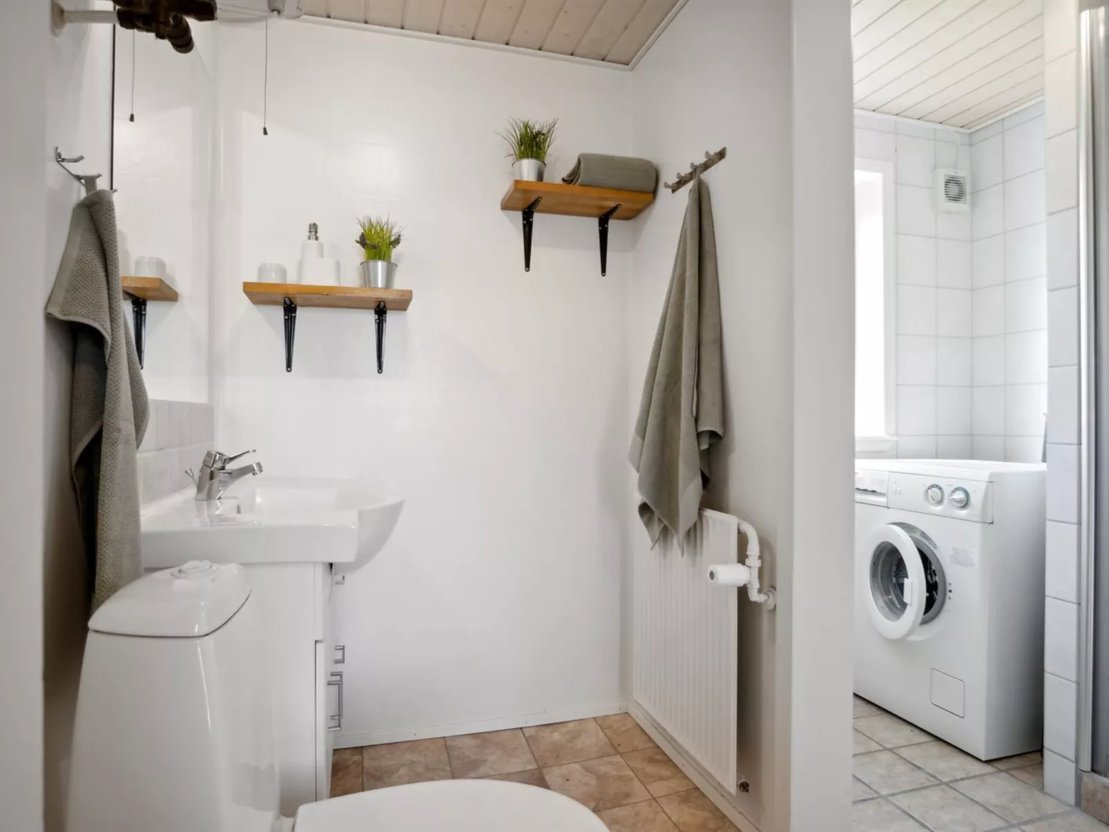 "Vappu" - 400m to the fjord-Inside