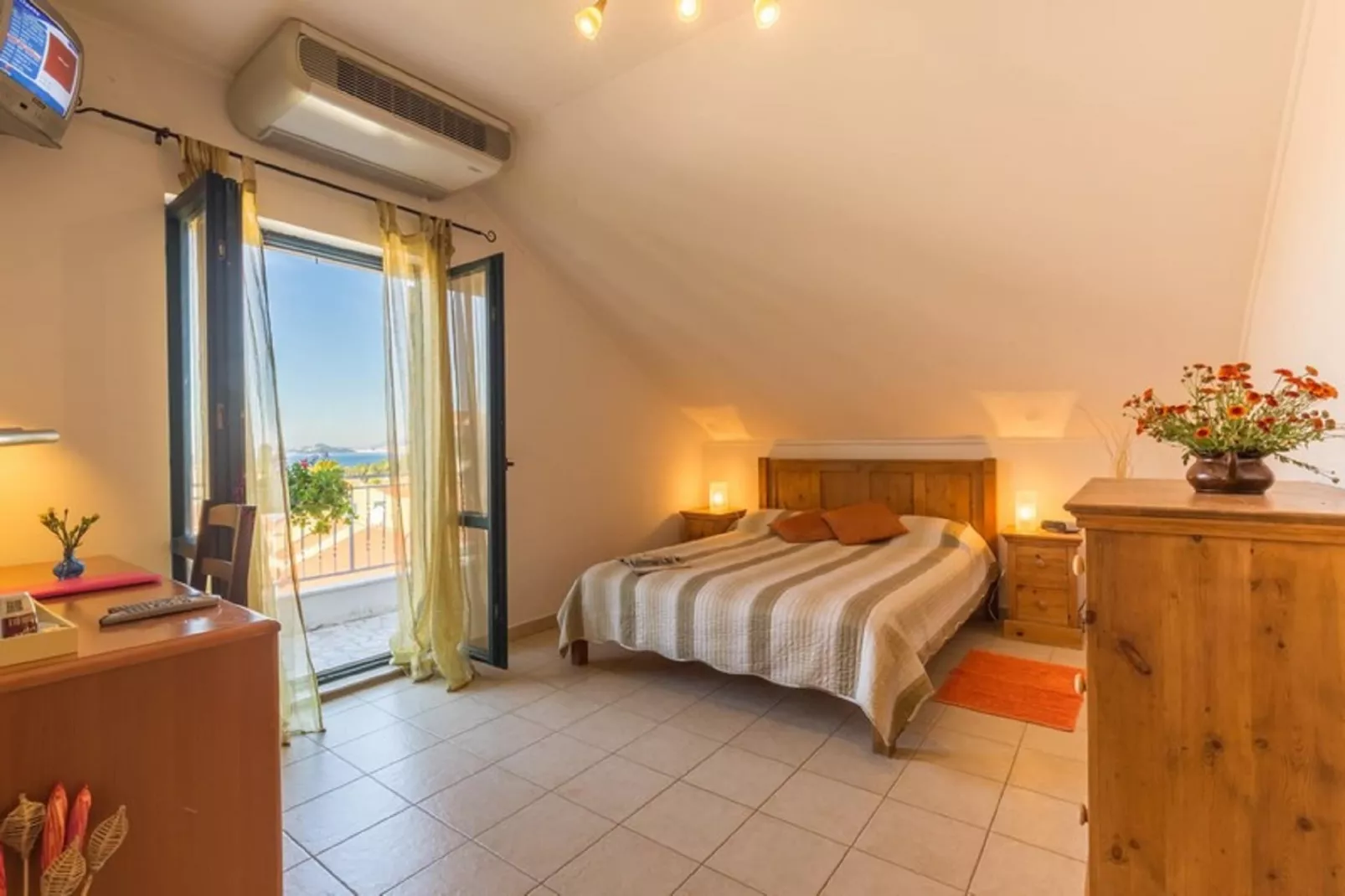 Castelletto - Superior Double Room with Balcony and Airport Transfer