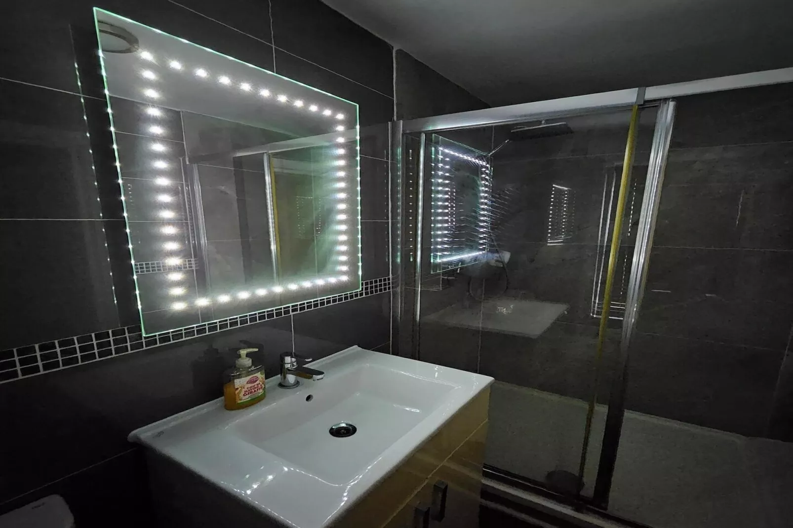 Standard Single Room - Shared_EN_WOR002-Bathroom