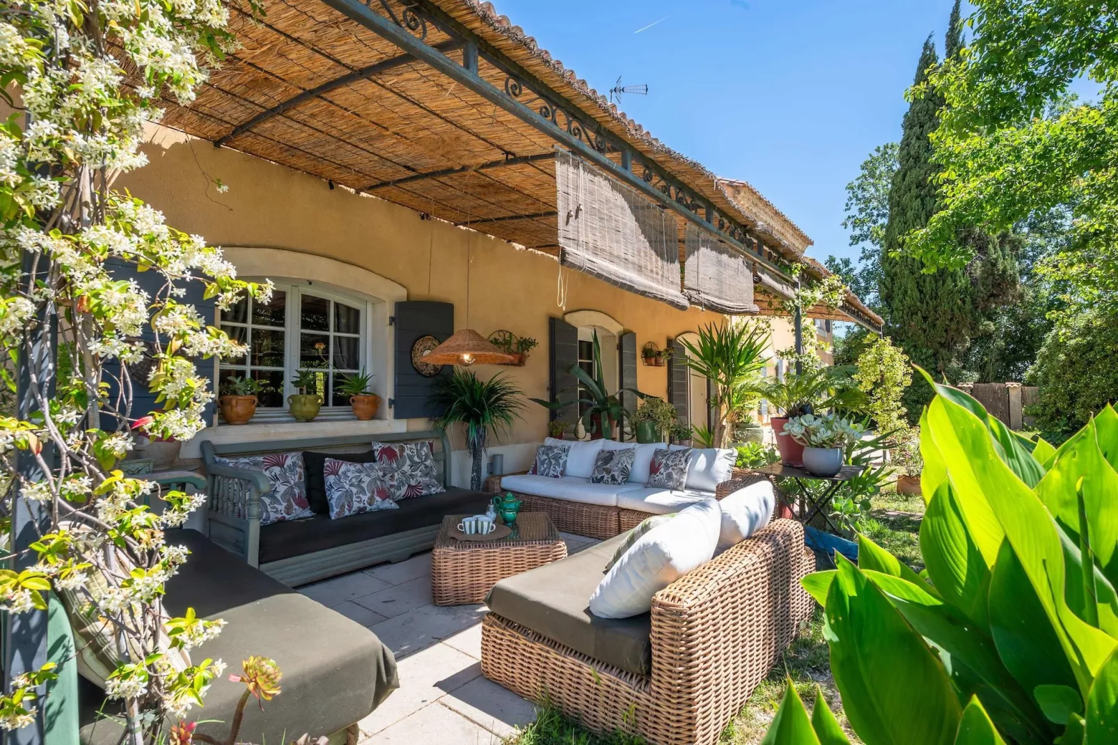 Grand Mas climatisé Arles-Terrasse/Balkon