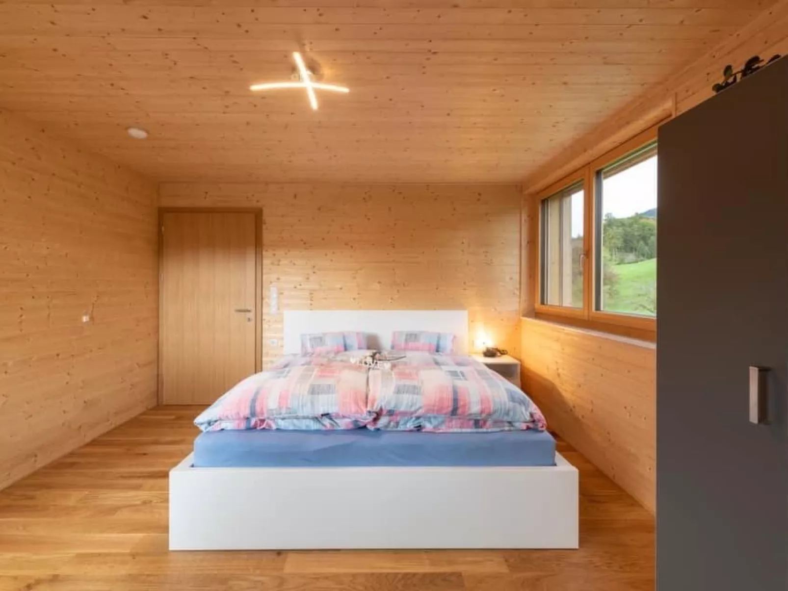 Ruhig mit einem herrlichen Blick auf die Berge.