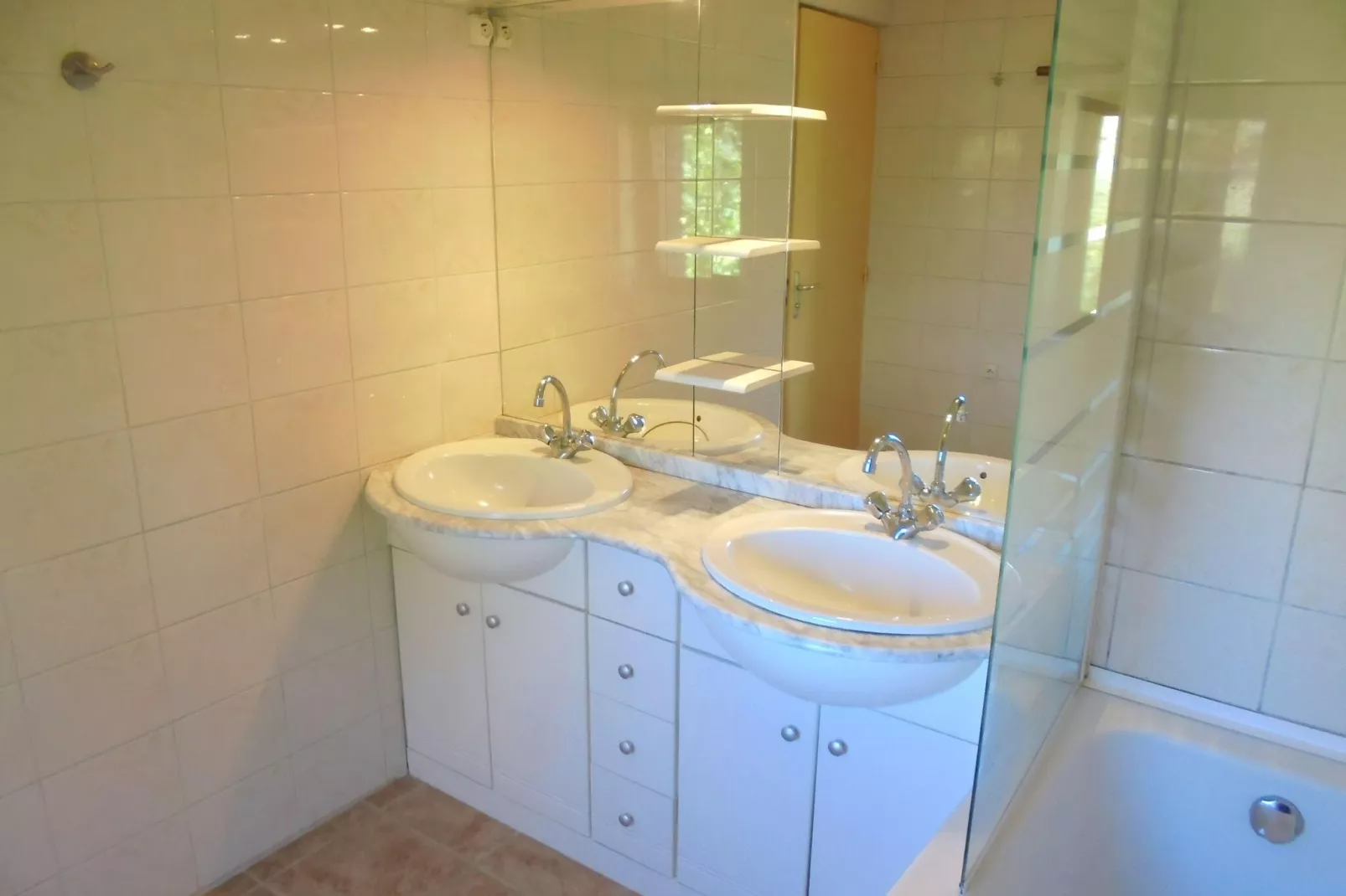 Chez André-Bathroom