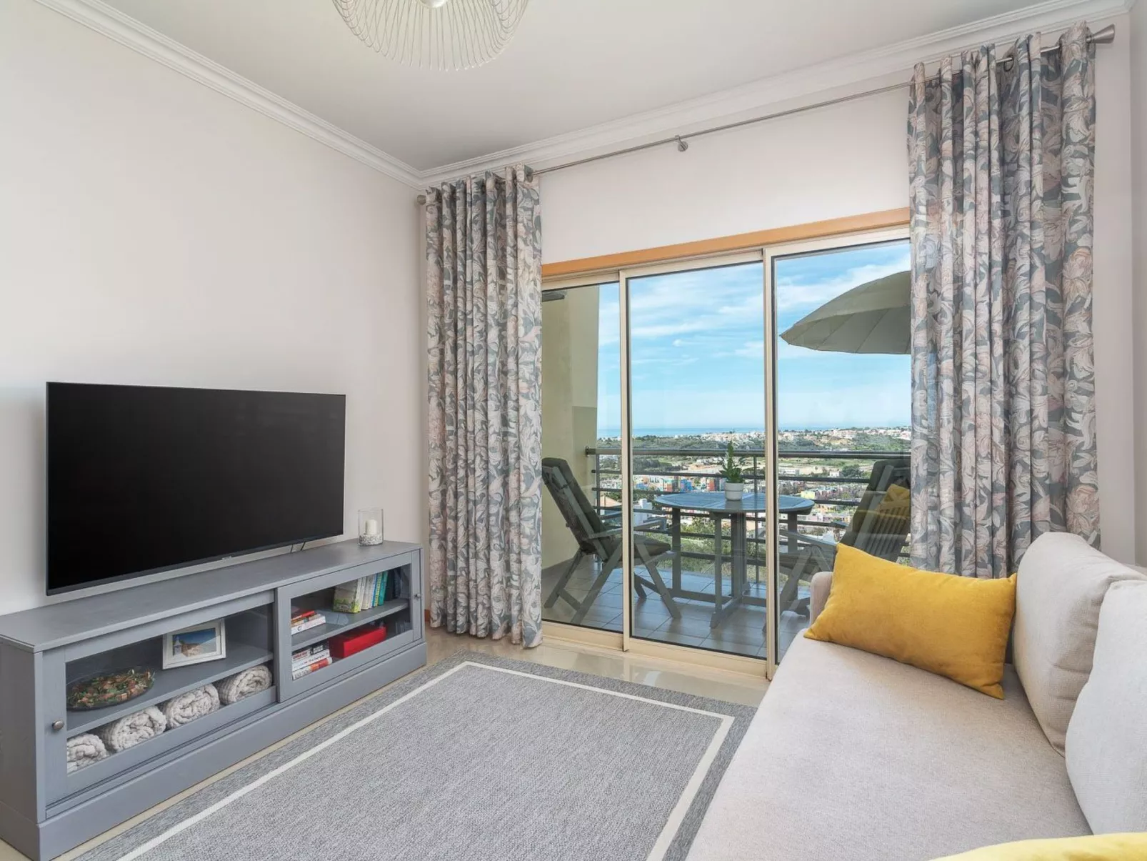 "Elena 2" mit Blick auf das Wasser