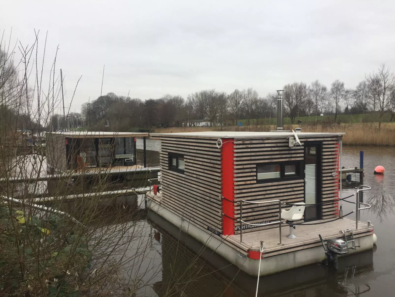 Hausboot für vier Personen mit Kamin und Terrasse