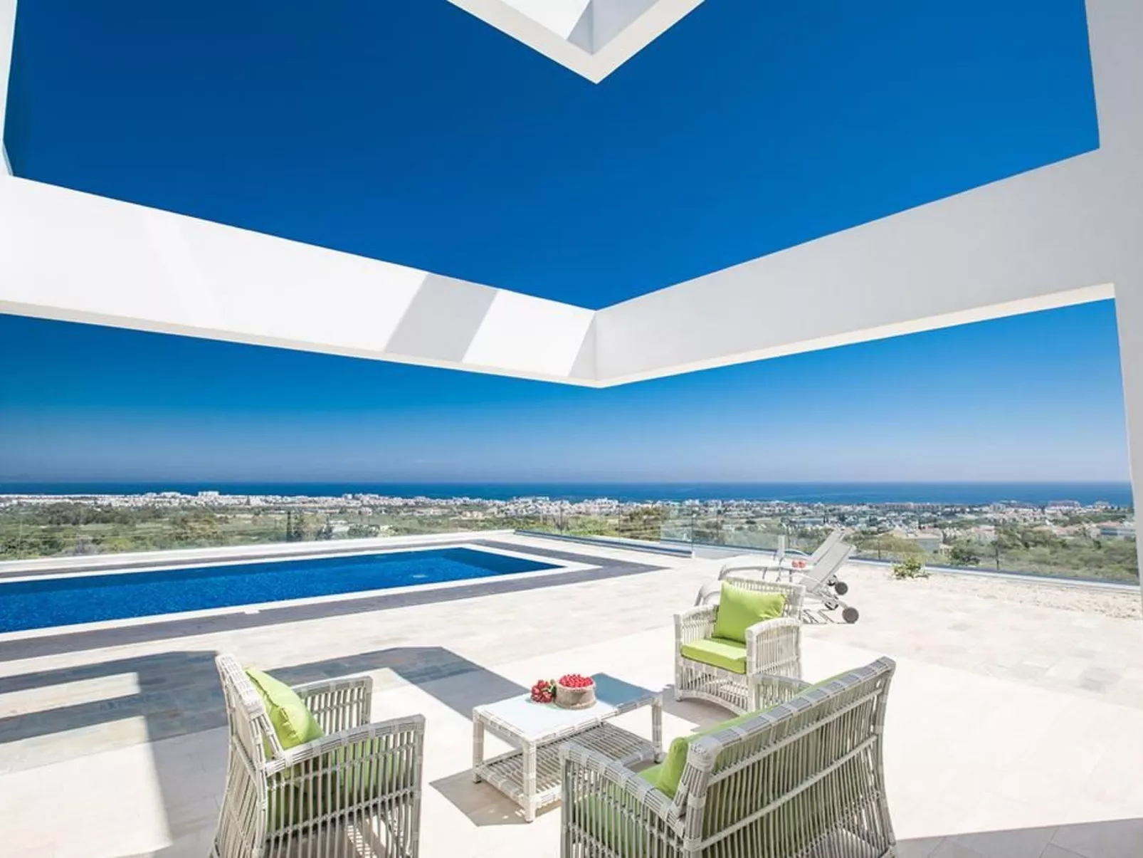 Moderne 3-Schlafzimmer-Villa mit atemberaubendem Meerblick