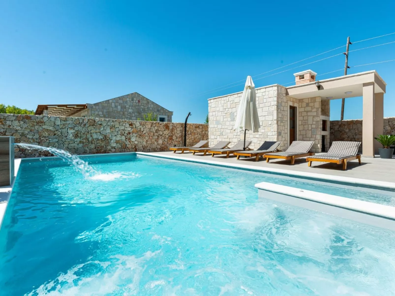 Romantische Villa mit Pool und Sauna, in Strandnähe