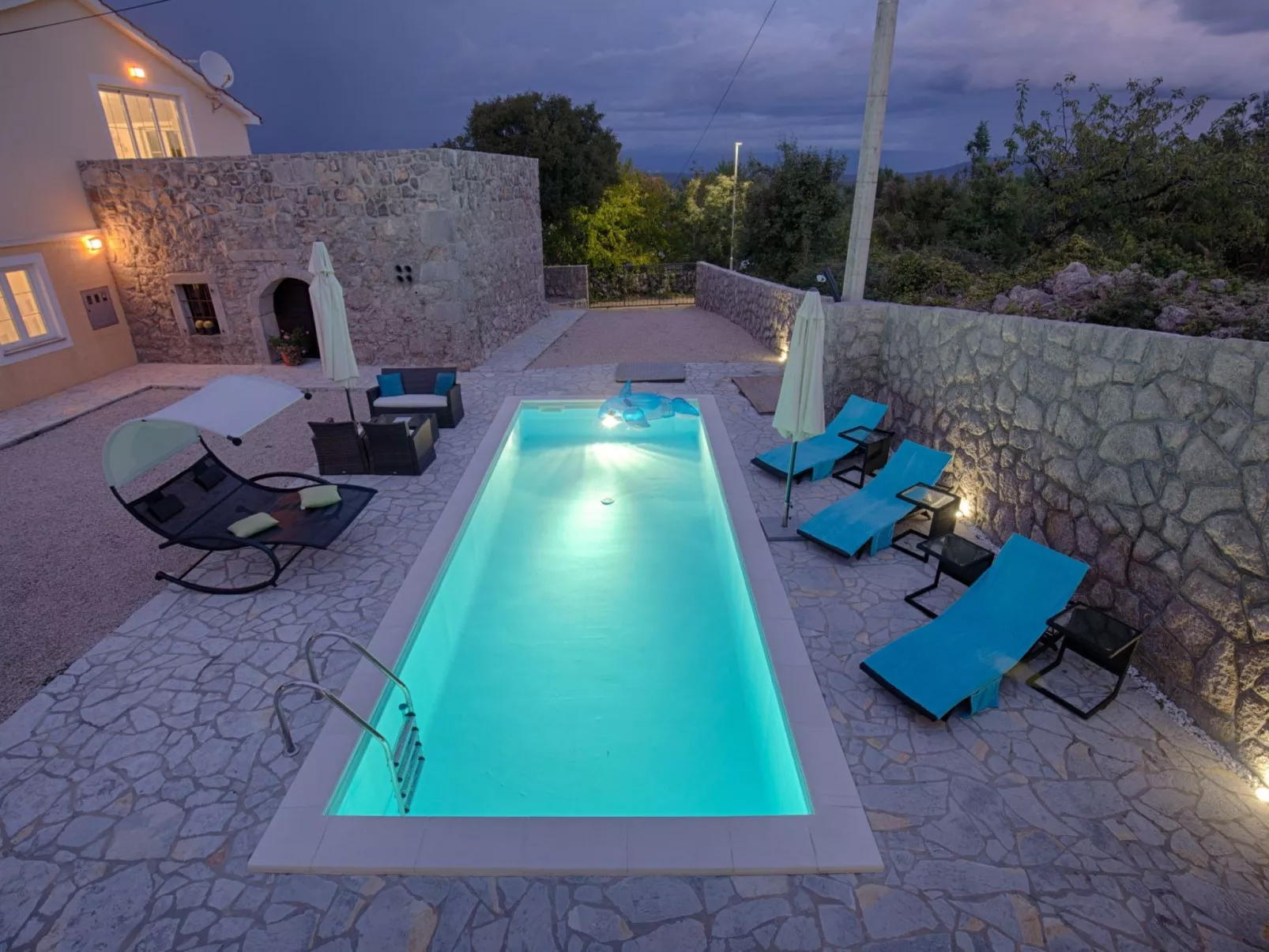 Luxuriöse Villa mit Pool, großem mediterranen Garten und Kinderspielplatz.