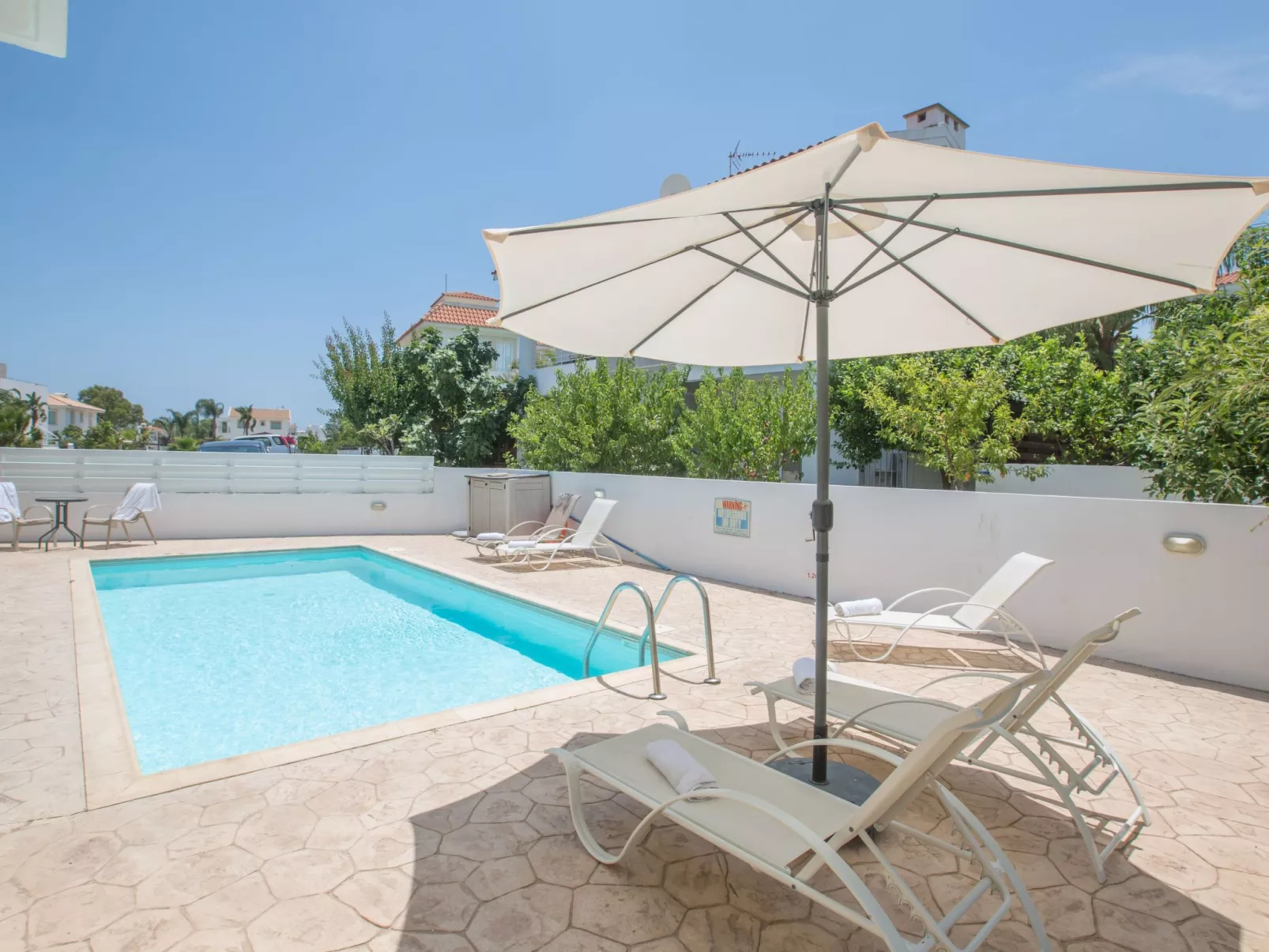 Helle Ferienvilla mit Pool