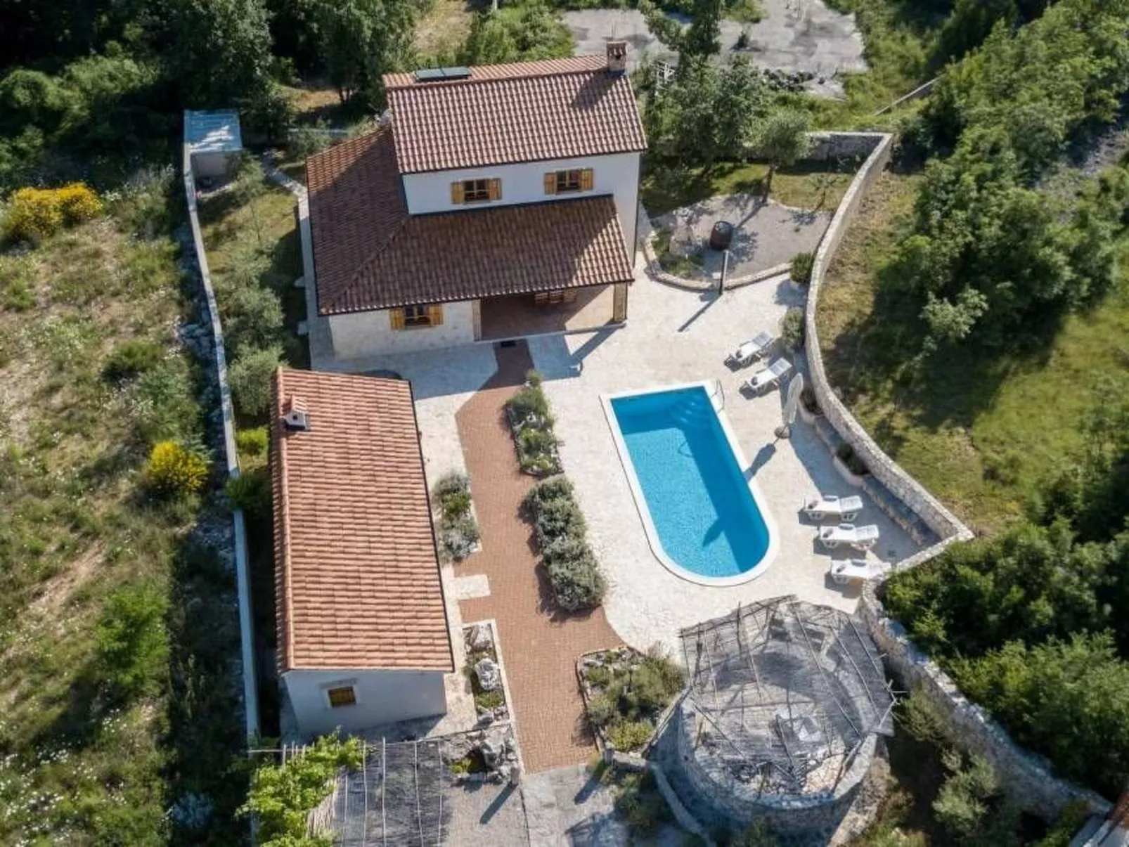 In Kras mit privatem Parkplatz