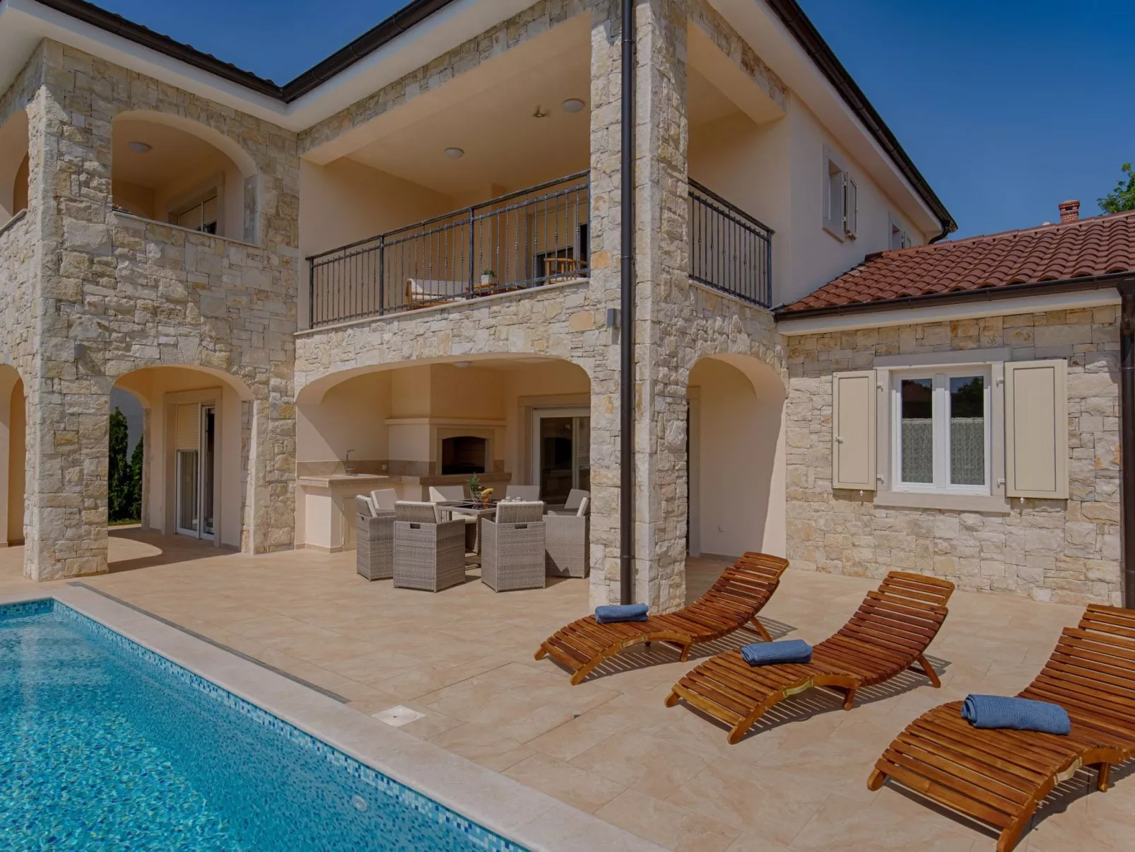 Haus in Pinezići mit privatem Pool