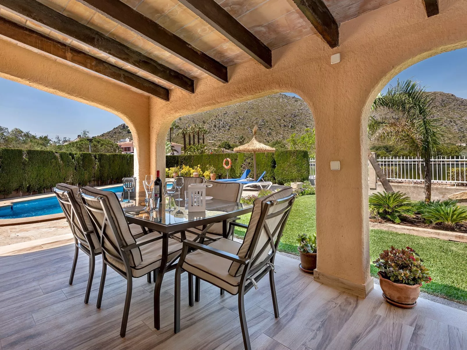 Serene Villa Rückzug mit Seeblick, Strand in der Nähe