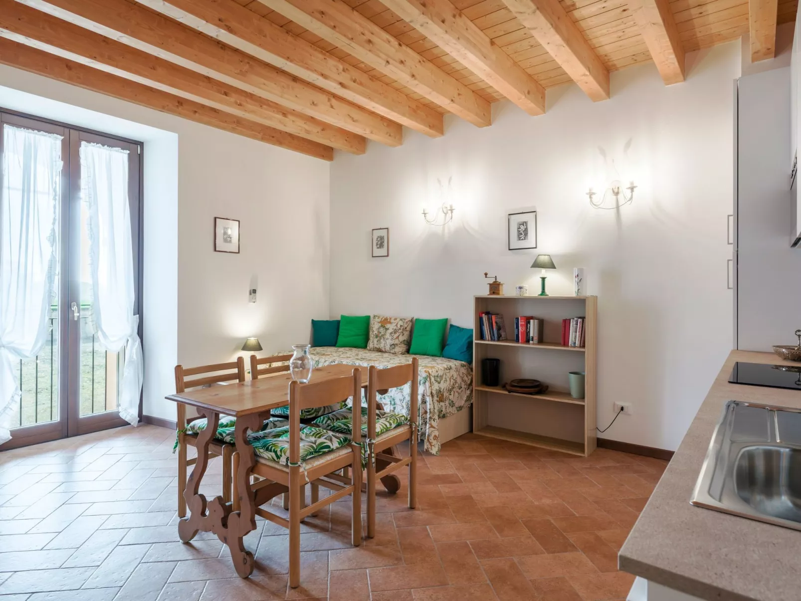 Zweizimmerwohnung mit Doppelbett und zwei Schlafsofas