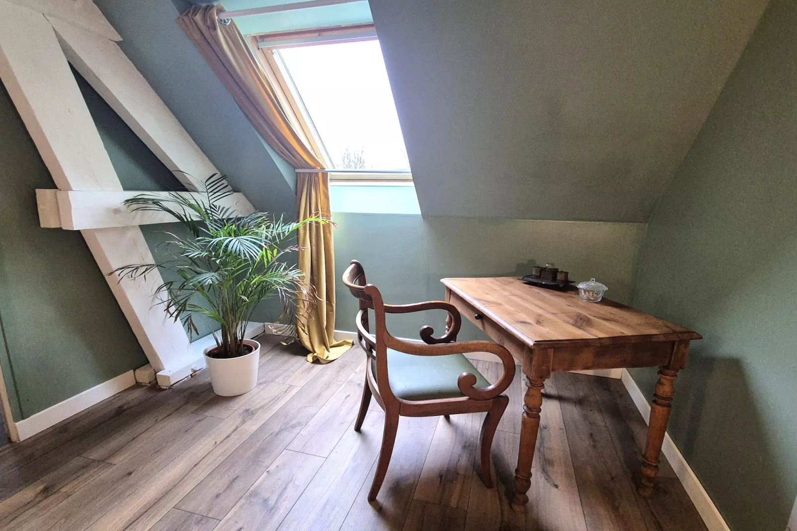 Studio au 1er étage