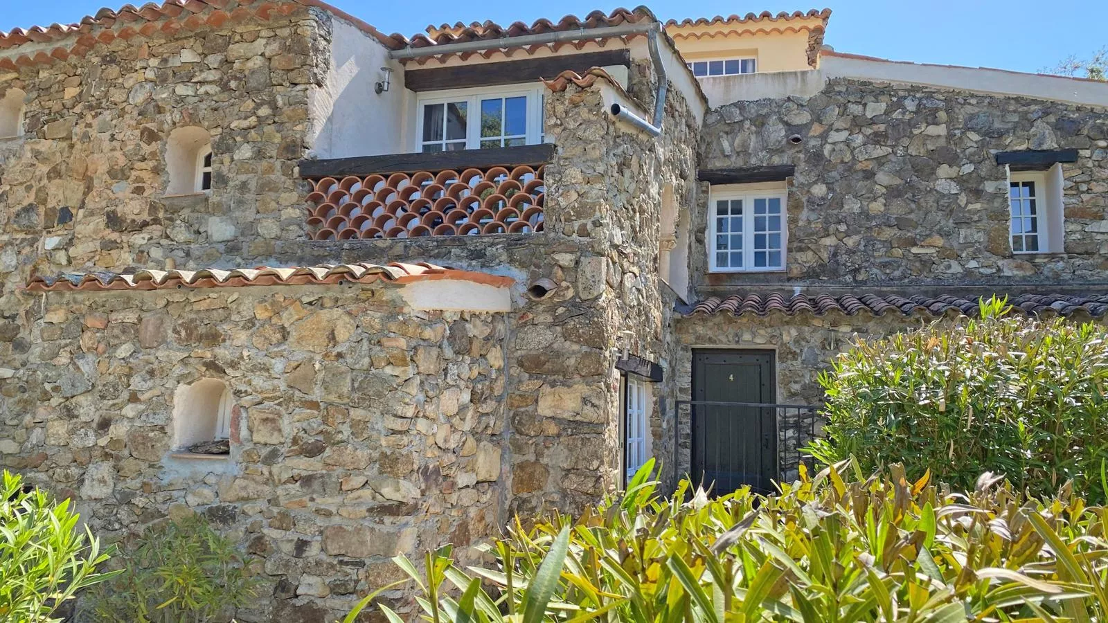 Les Roches du Sud - Außenbereich Sommer