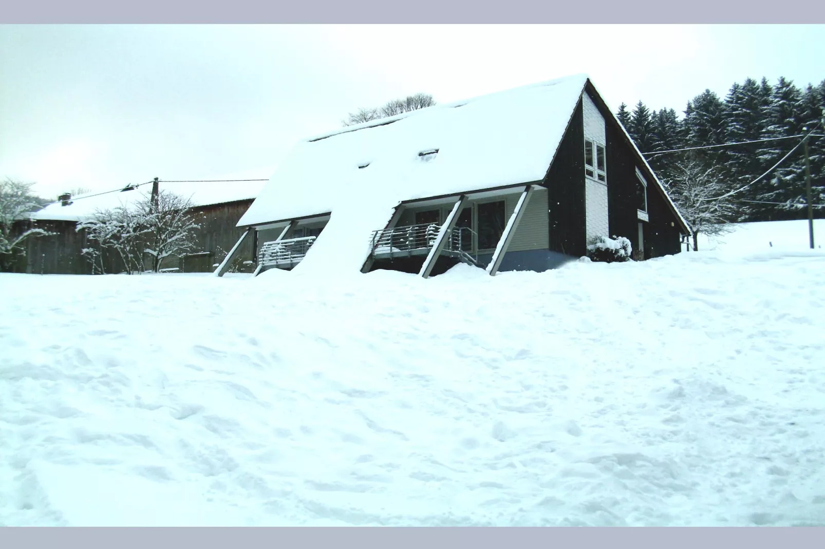 Dachsbau-Exterior in winter