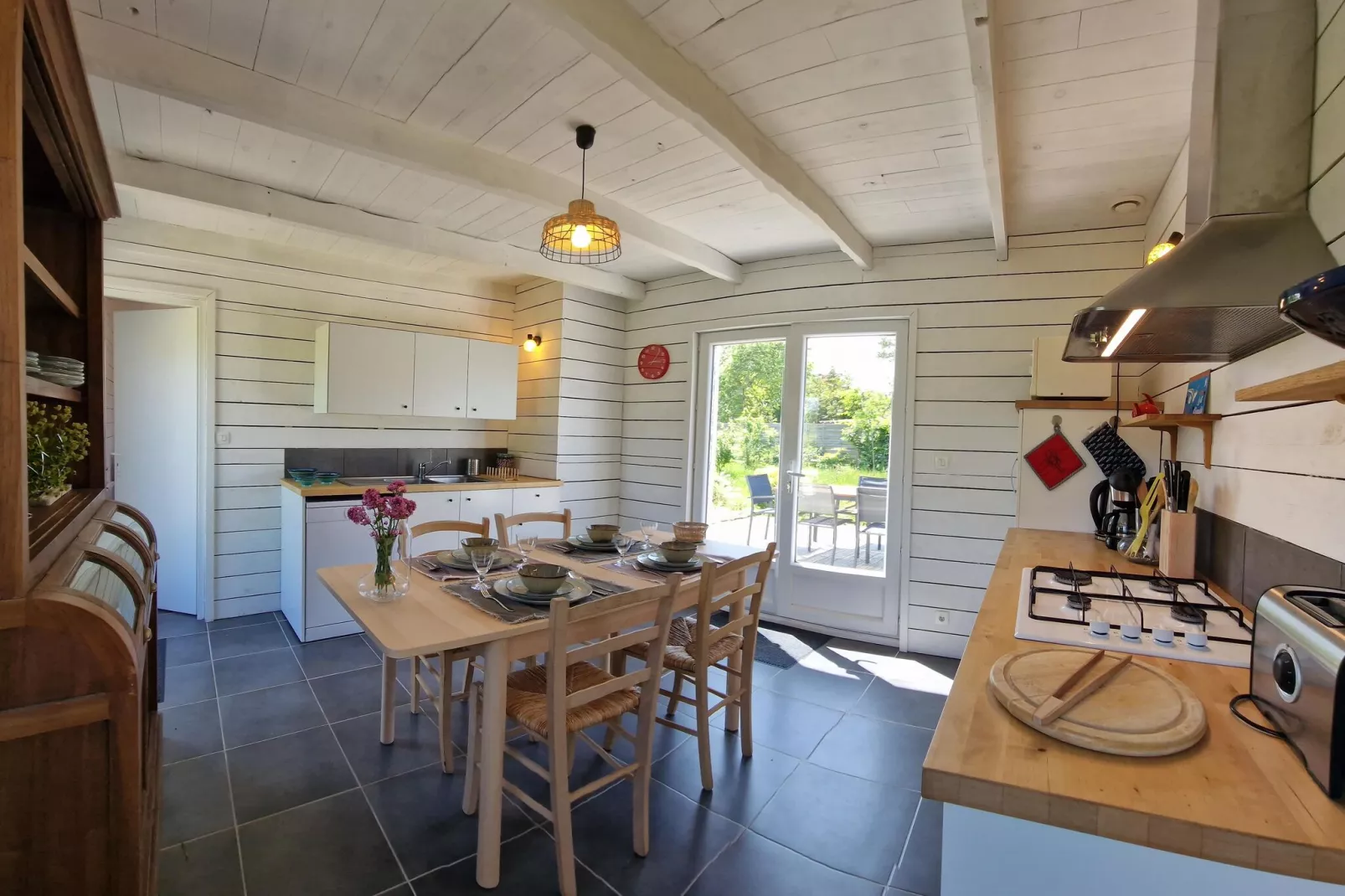 Holiday home with terrace and garden in Locquirec-Kitchen