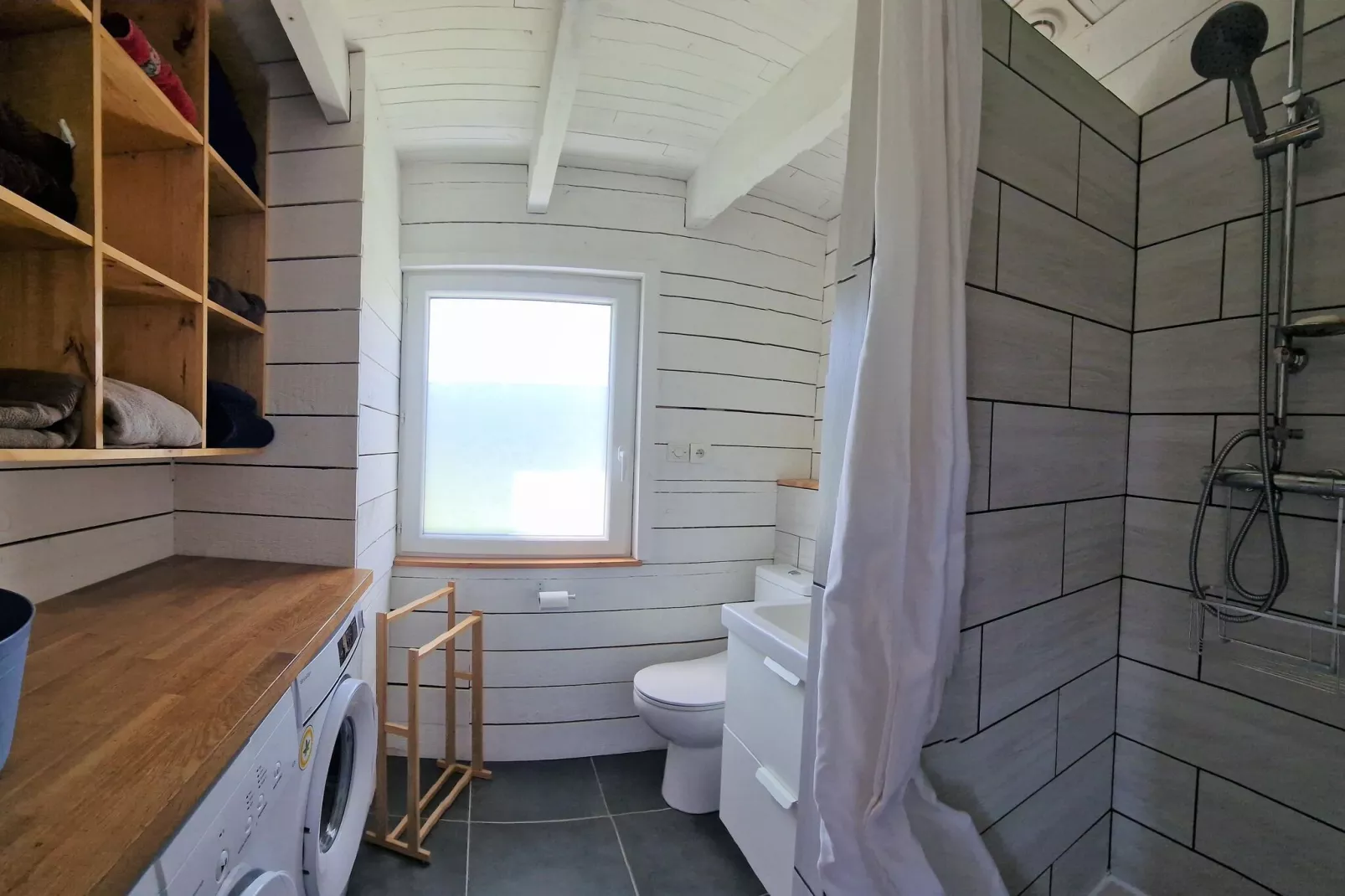 Holiday home with terrace and garden in Locquirec-Bathroom
