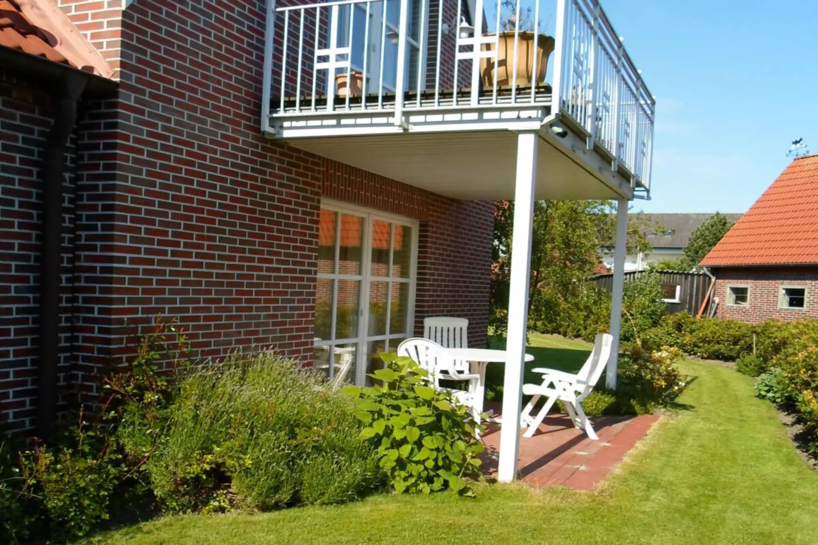 385319-Exterior in summer