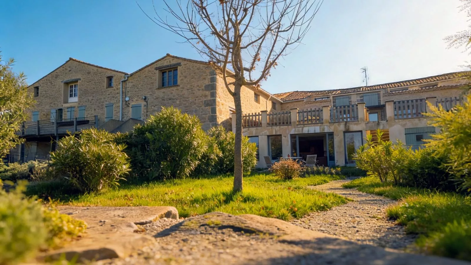 Abri-Exterior in summer