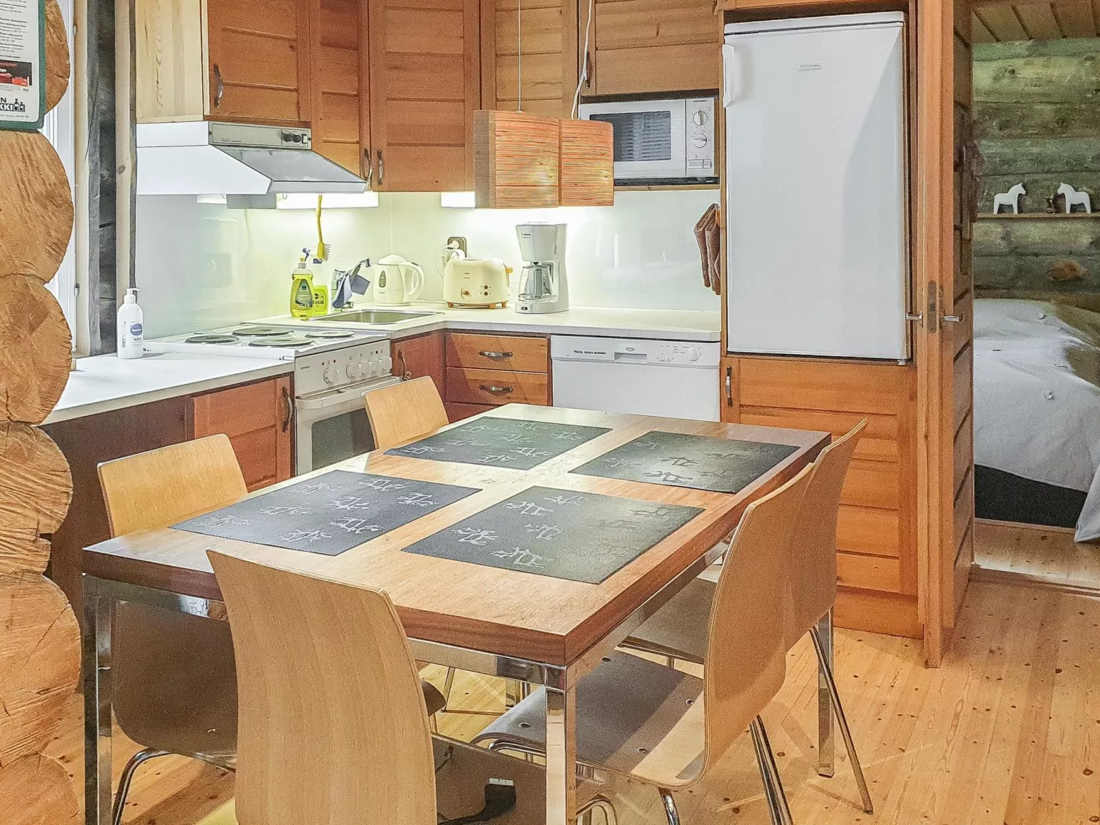 Ykkösruka 3, 3a - Drinnen