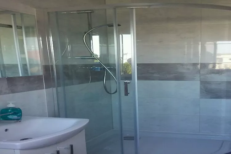 Domek parterowy z osobną sypialnią w Rewalu-Badezimmer