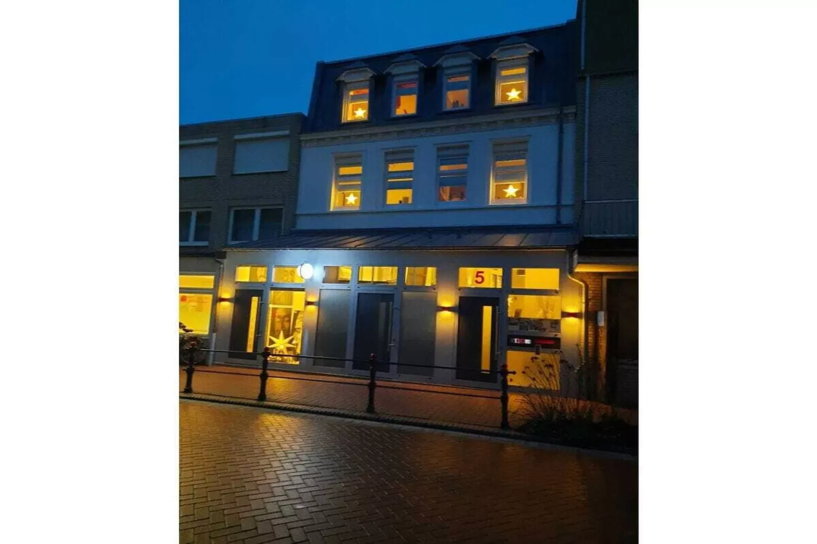 56257 - Exterior in summer