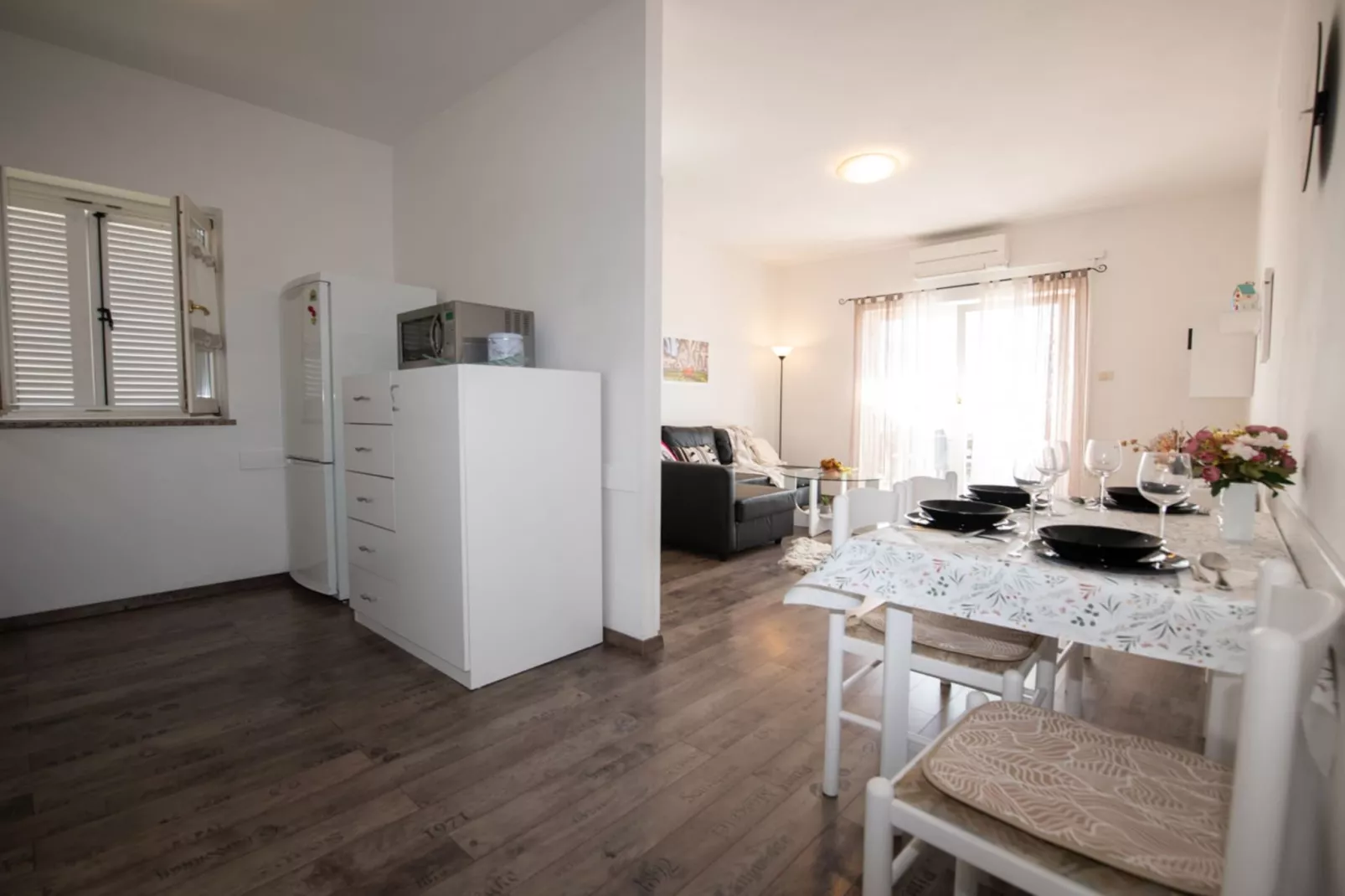 Apartments Mirjana IKA - One Bedroom Apartment With Balcony And Sea View (A2) - Living room