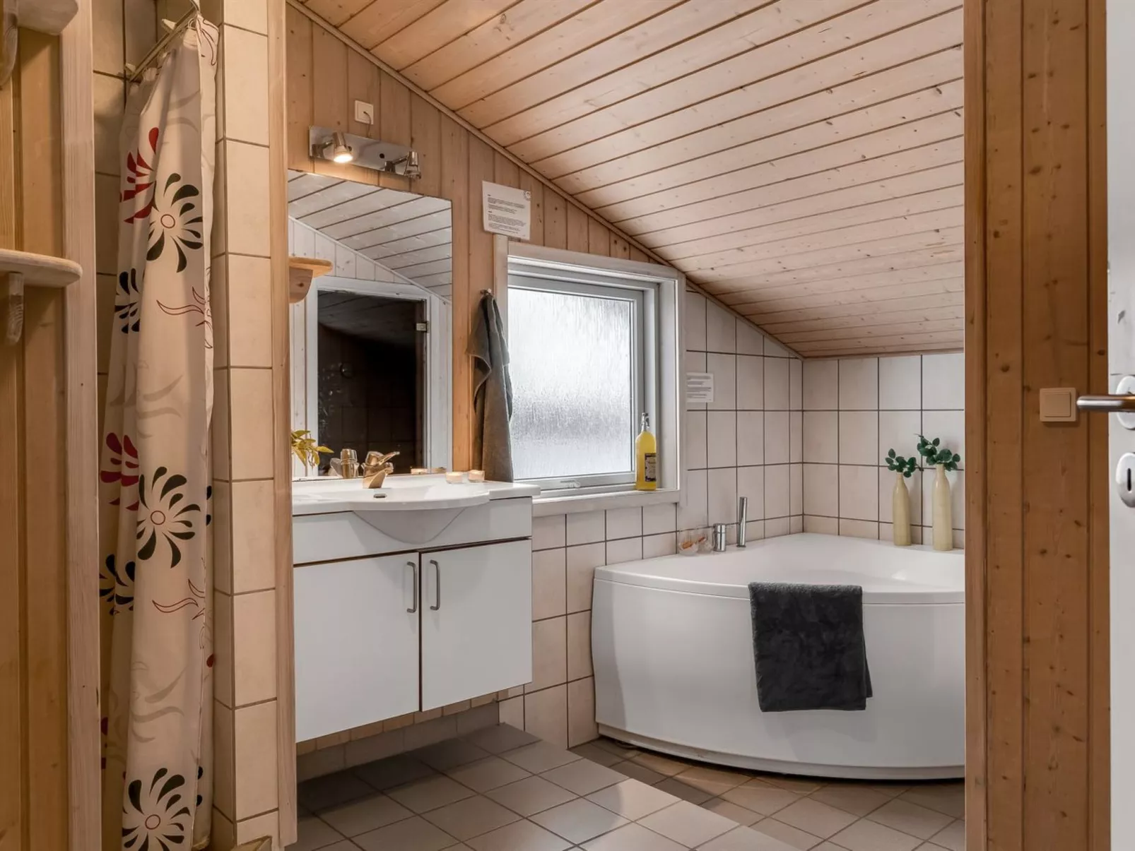 "Galin" - 210m to the fjord-Drinnen