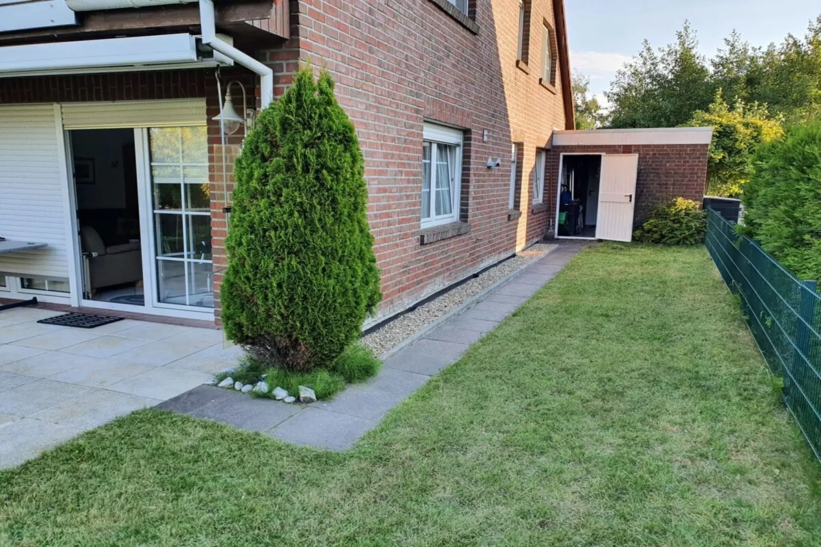 600581 - Gardens in summer