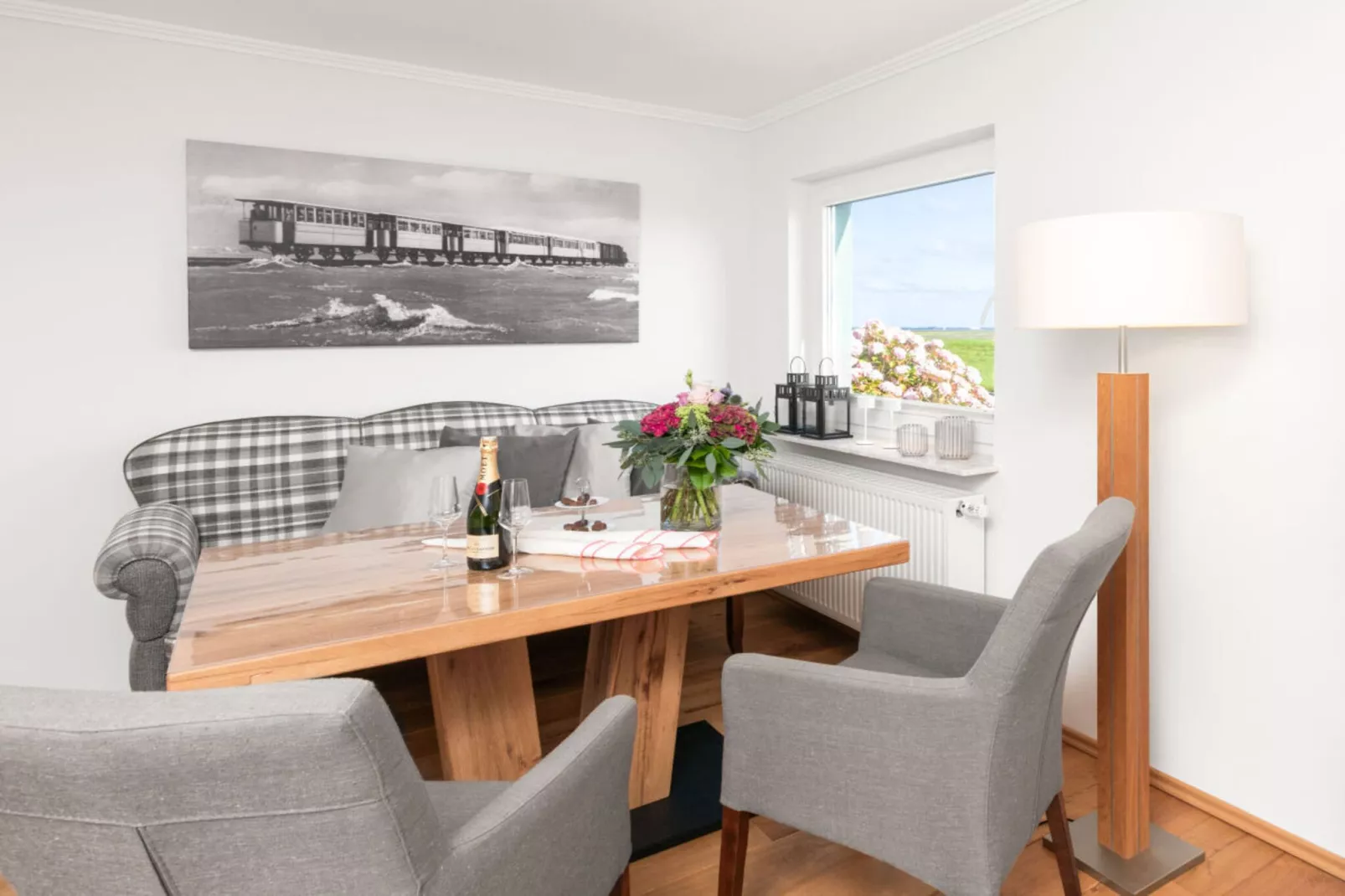 572758 - Dining room