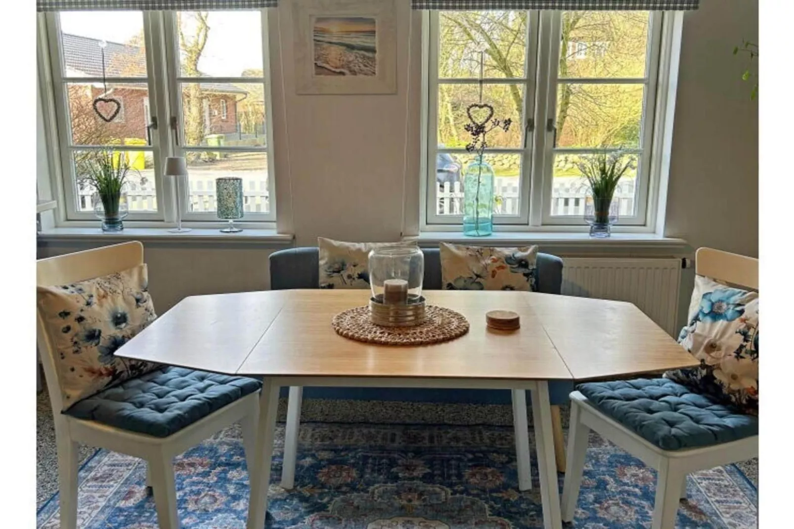 604282 - Dining room