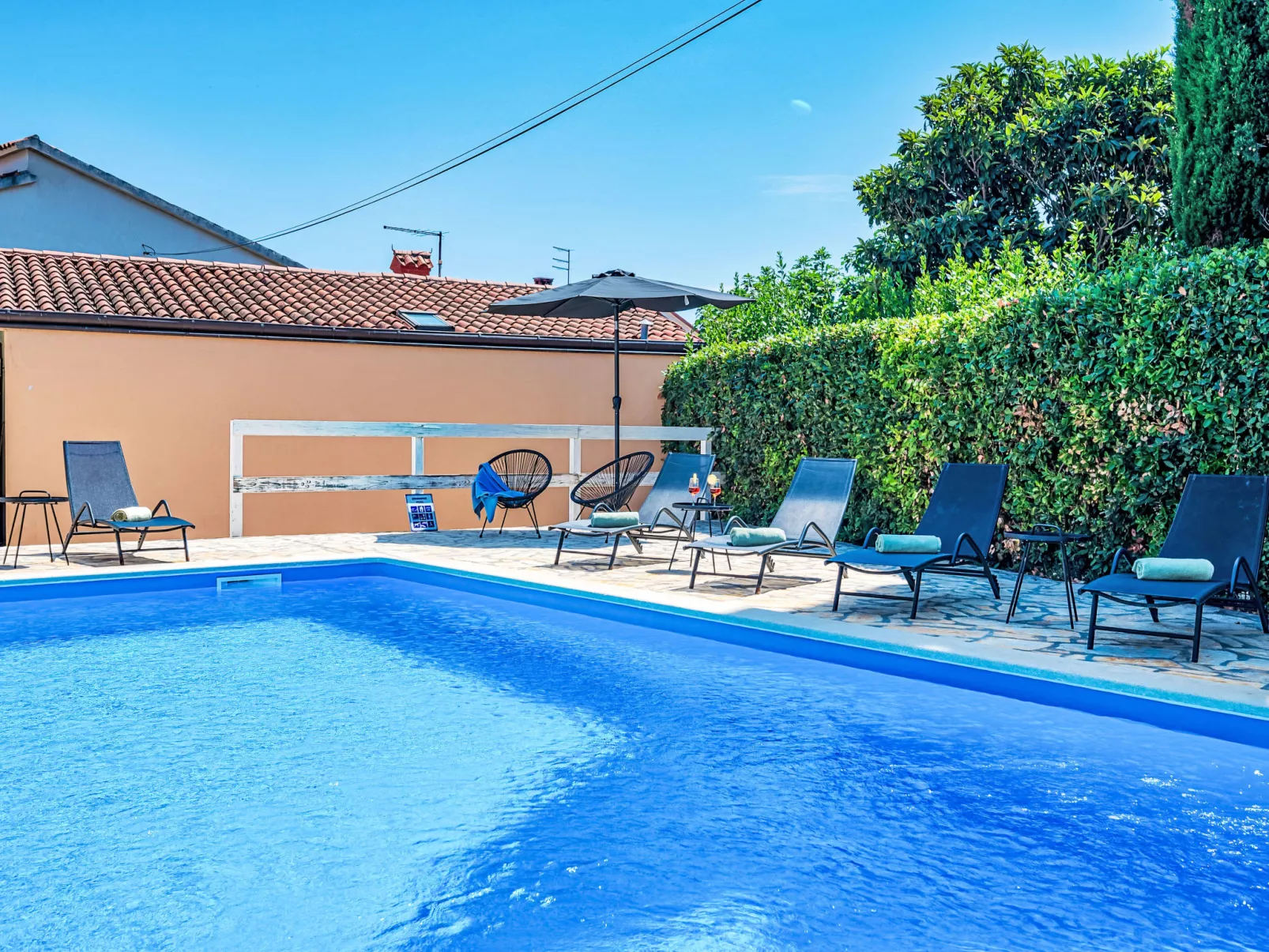 Villa mit Garten, Grill und Terrasse-Outside