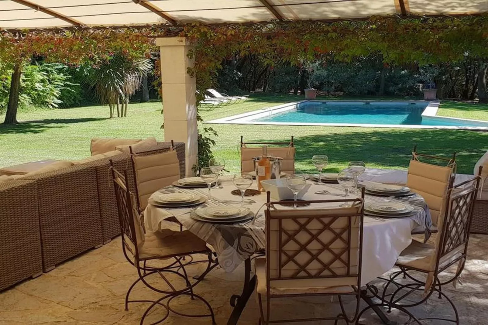 Villa cadre idyllique et reposant avec piscine-Terrasse / balcon