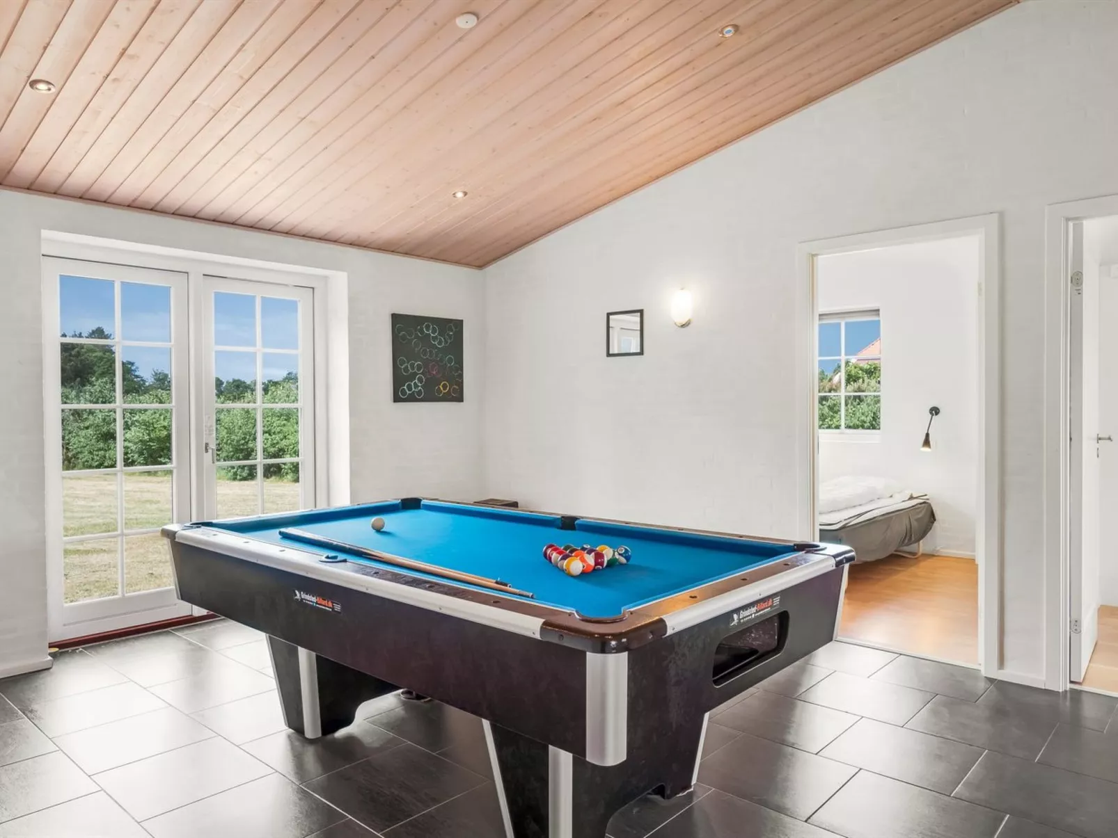 "Sod" - 3.2km from the sea - Inside