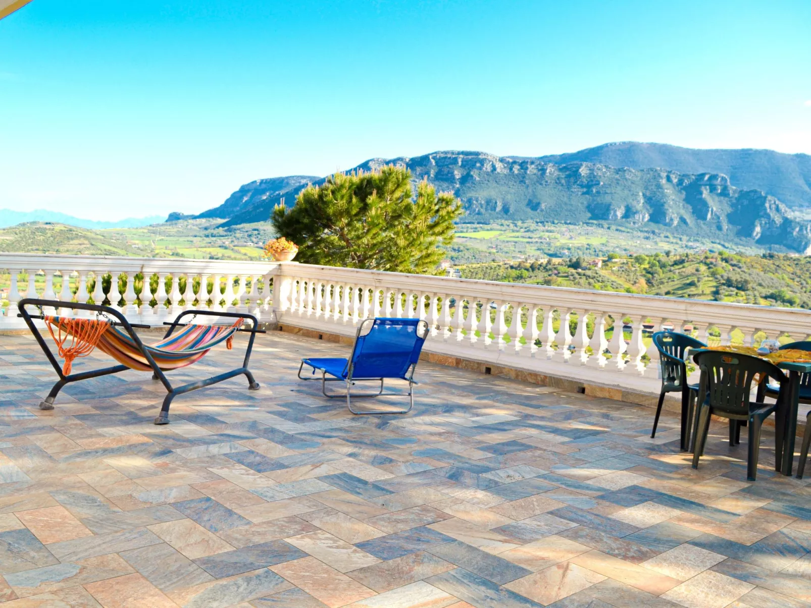 Mit privatem Garten, Meerblick und Gemeinschaftspool - Image-tags.info