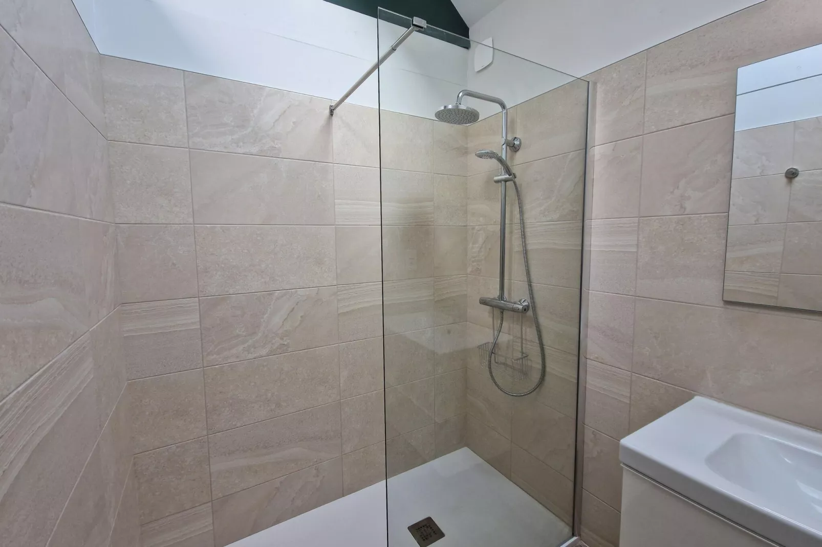 Holiday home in Plougasnou Baie de Morlaix-Bathroom