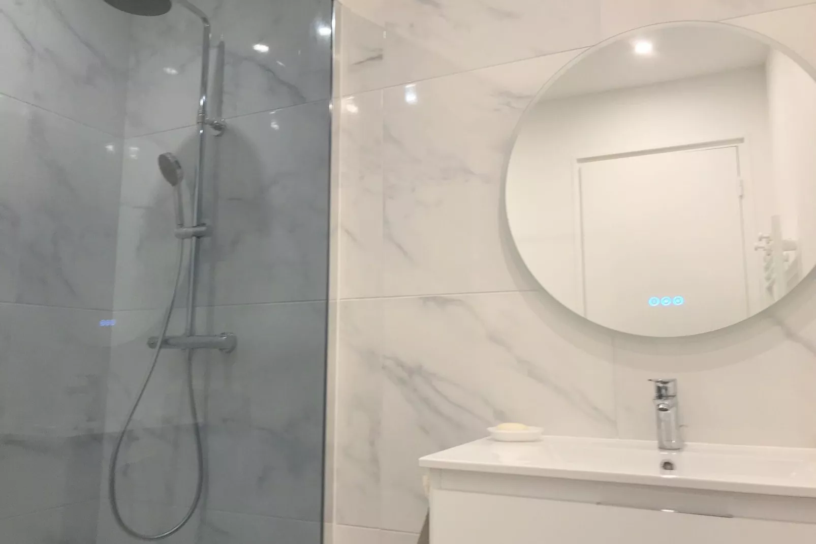 Comfortable flat in top location near the beach Audierne-Bathroom