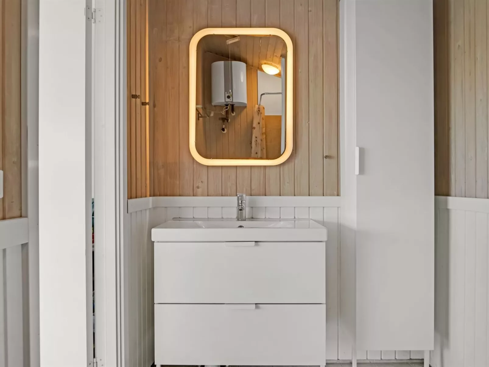 "Virpi" - 1.1km from the sea-Inside