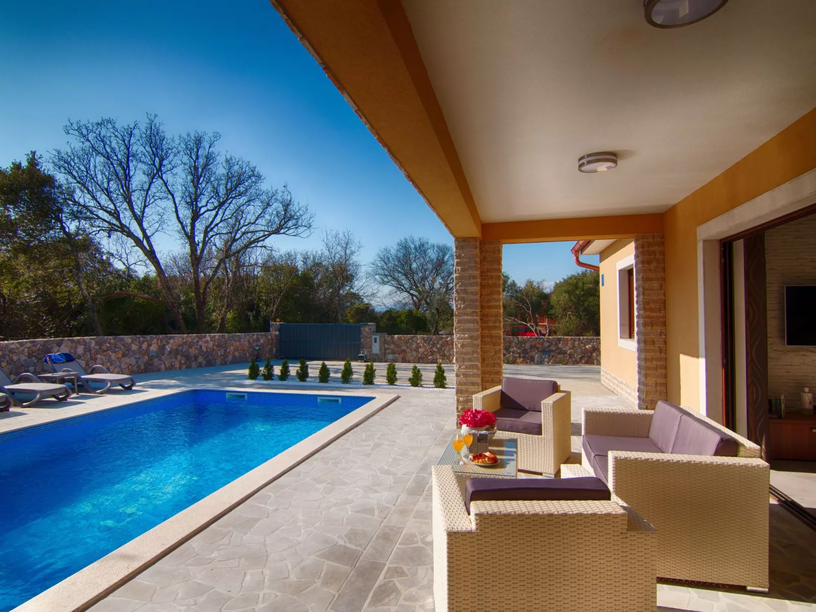 "Laura" mit Blick auf das Wasser - Image-tags.info