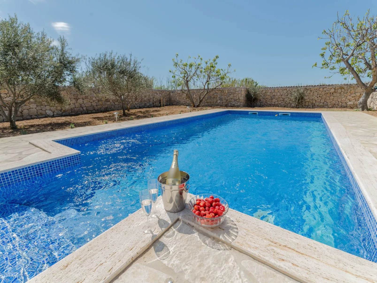 "Lipa" mit Schwimmbad - Image-tags.info