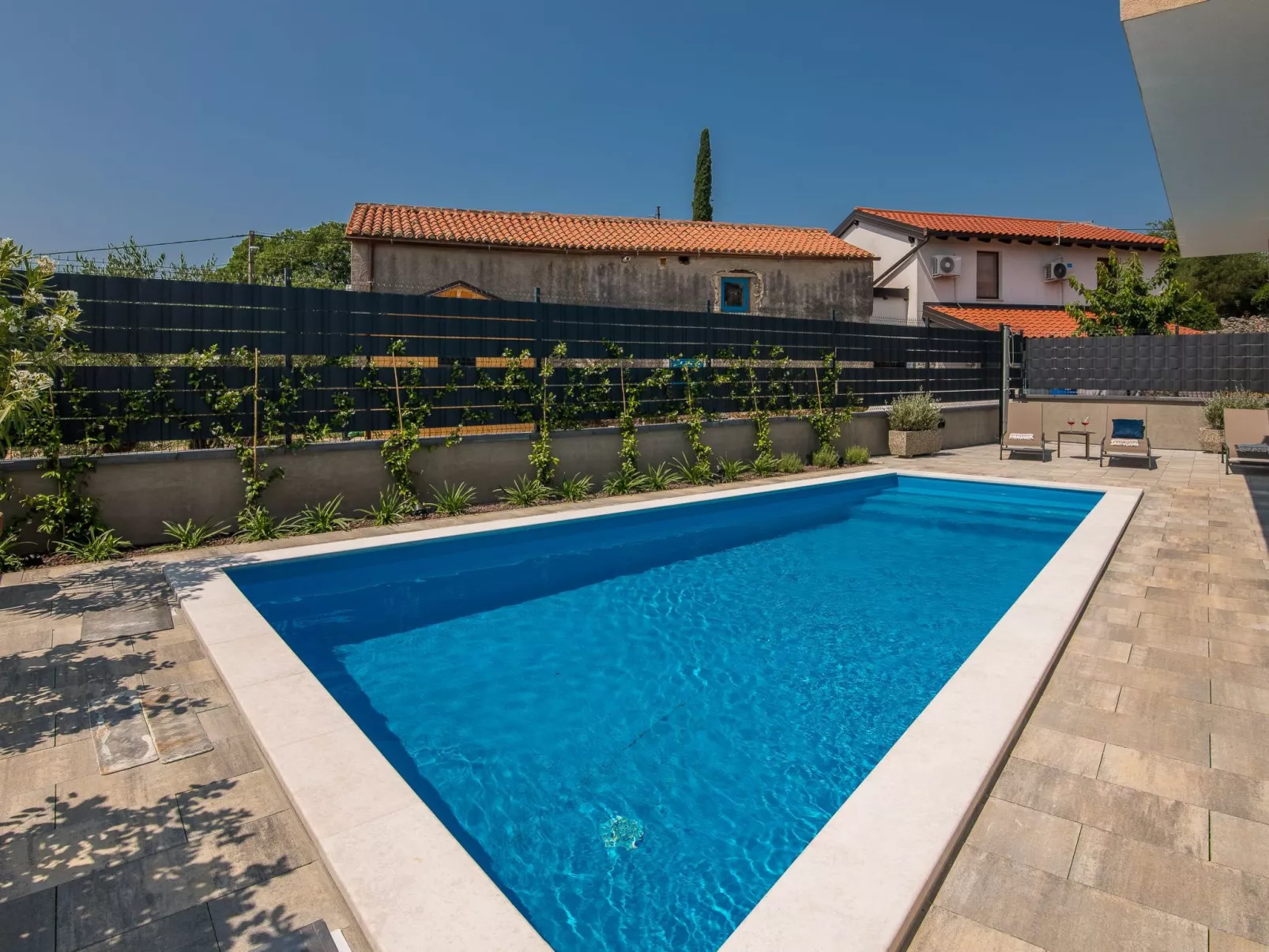 Luxuriöse Villa mit Salzwasserpool in einer ruhigen Gegend - Image-tags.info