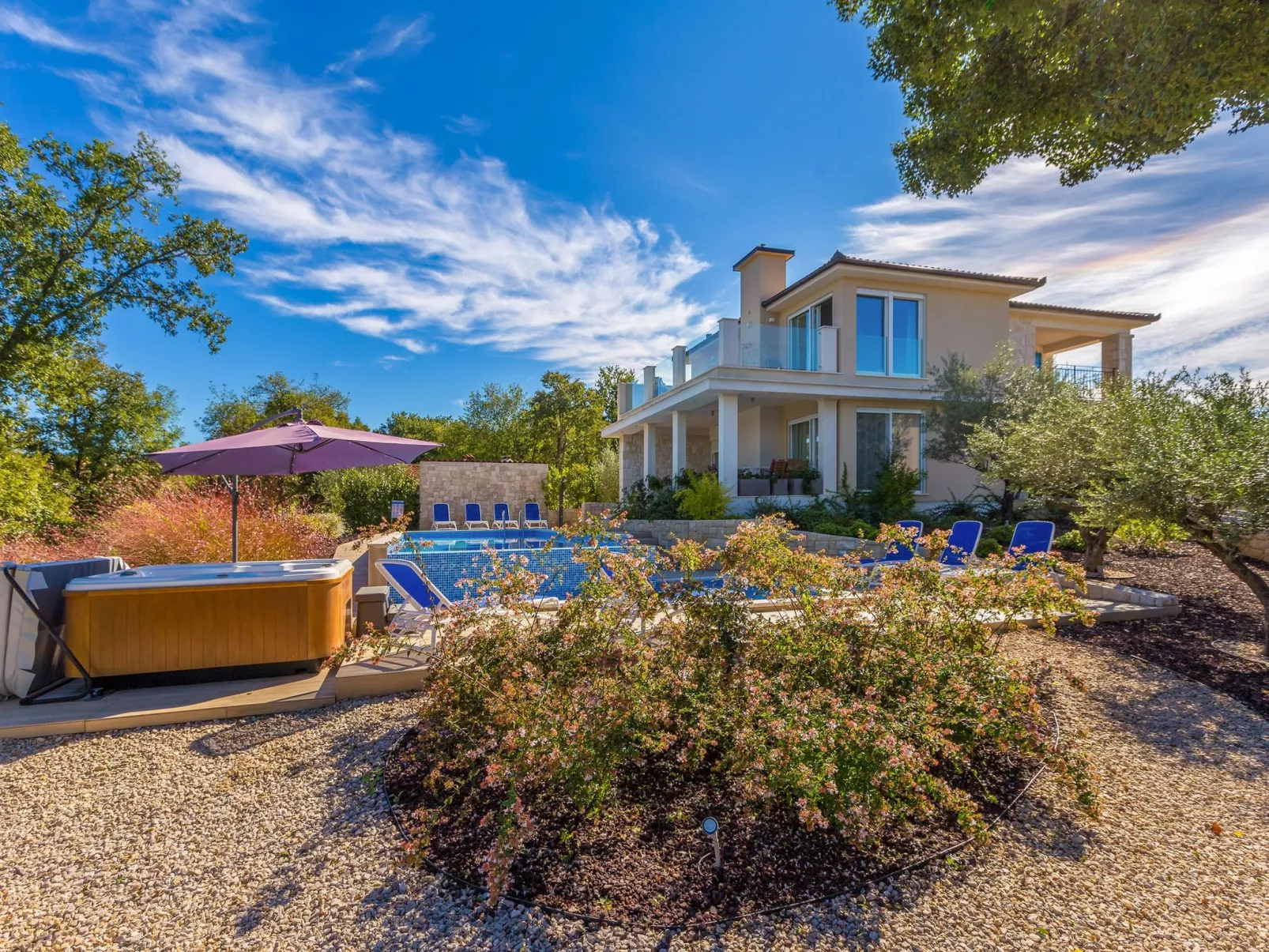 Schöne Villa in einer ruhigen Umgebung mit Pool - Image-tags.info