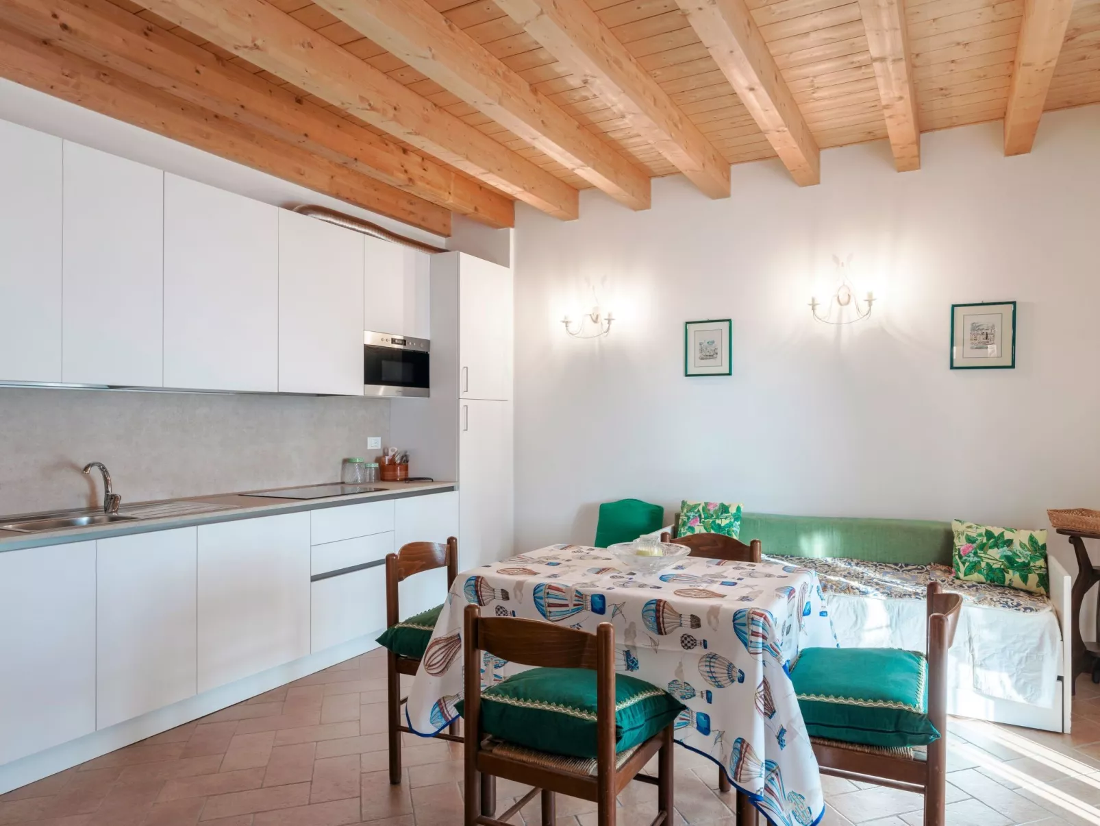 Zweizimmerwohnung mit Doppelbett und zwei Schlafsofas - Image-tags.info