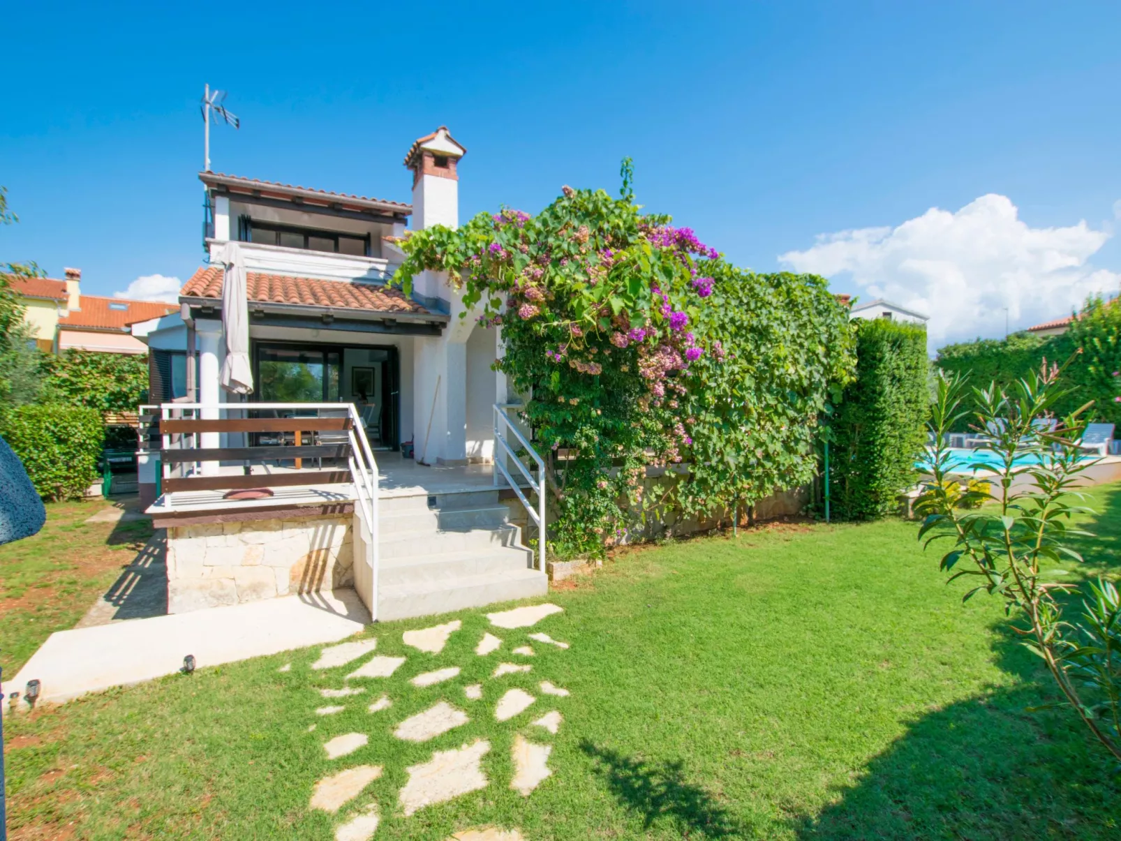 Mit Pool, großer Garten - Image-tags.info