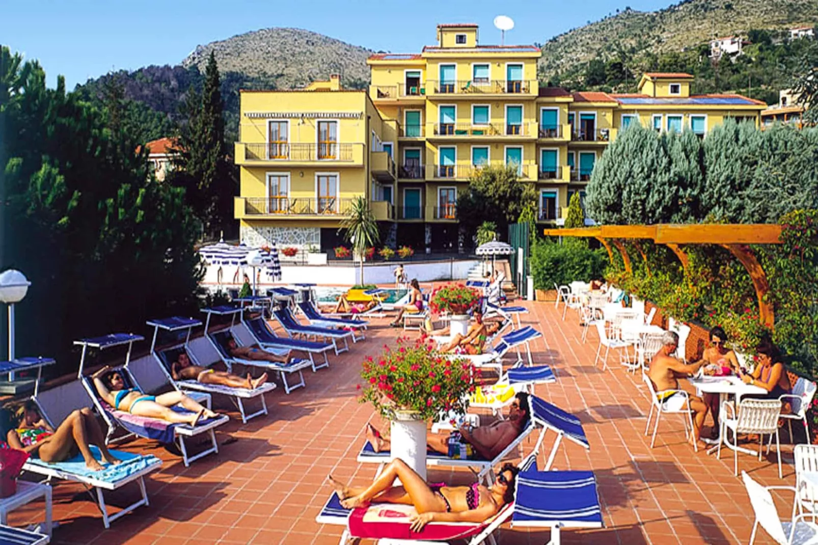 RESIDENCE I MORELLI - TWO-ROOM APARTMENT 4 PAX B4 - Exterior in summer