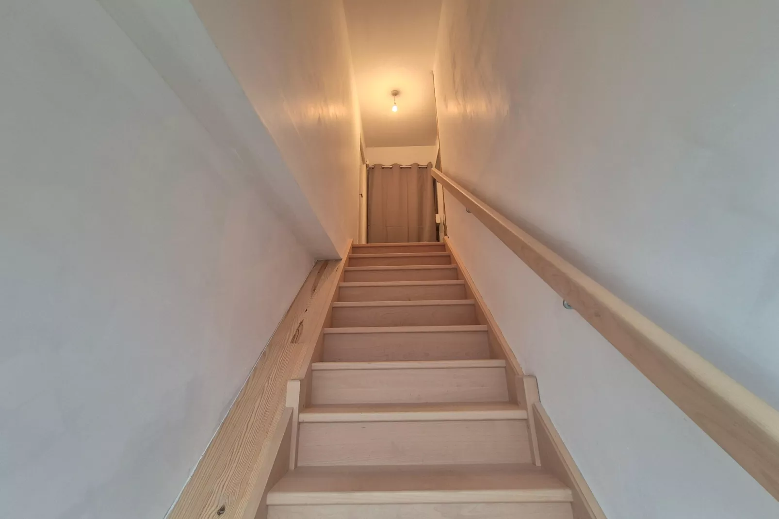 Studio au 1er étage - Treppe